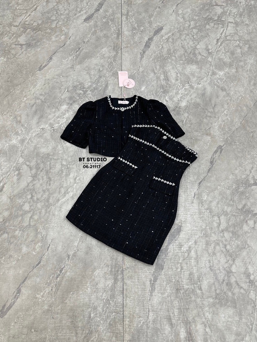 TAG : BT studio DETAIL : เซท 2 ชิ้น เดรสสั้นเกาะอกเนื้อผ้าทวิสต์ทอลายแน่น ๆ มีแซมกริตเตอร์ ขอบอกและใต้อกเย็บเพชรเรียงแถว กลางอกแต่งเพชรลายดอกไม้ อกเสริมฟองน้ำ ซิปหลัง แมทซ์กับเสื้อคลุมแขนสั้นแต่งขอบช่วงคอเป็นเพชรเรียงแถว งานสวยเนื้อผ้าดี คัตติ๊งสวยมีซับใน