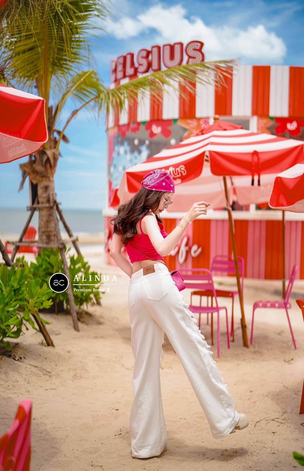 ชุดเซ็ทสุดจึ้ง ลงสปอยล์จนแชทแตกมาแล้ว ชุดนี้ตัวเสื้อเป็นเสื้อสายเดี่ยวสีชมพูเนื้อนิ่ม ยืดหยุ่นเข้ารูปดี มีเข็มกลัดเป็นดอกไม้ให้ 3 ชิ้นจะติดหรือไม่ติดก็สวยค่ะ มาพร้อมกับกางเกงยีนส์สีขาว แต่งลายขาดด้านหน้า #งานป้าย #alinda #ชุดเซ็ท #งานป้ายอลินดา #งานป้ายal