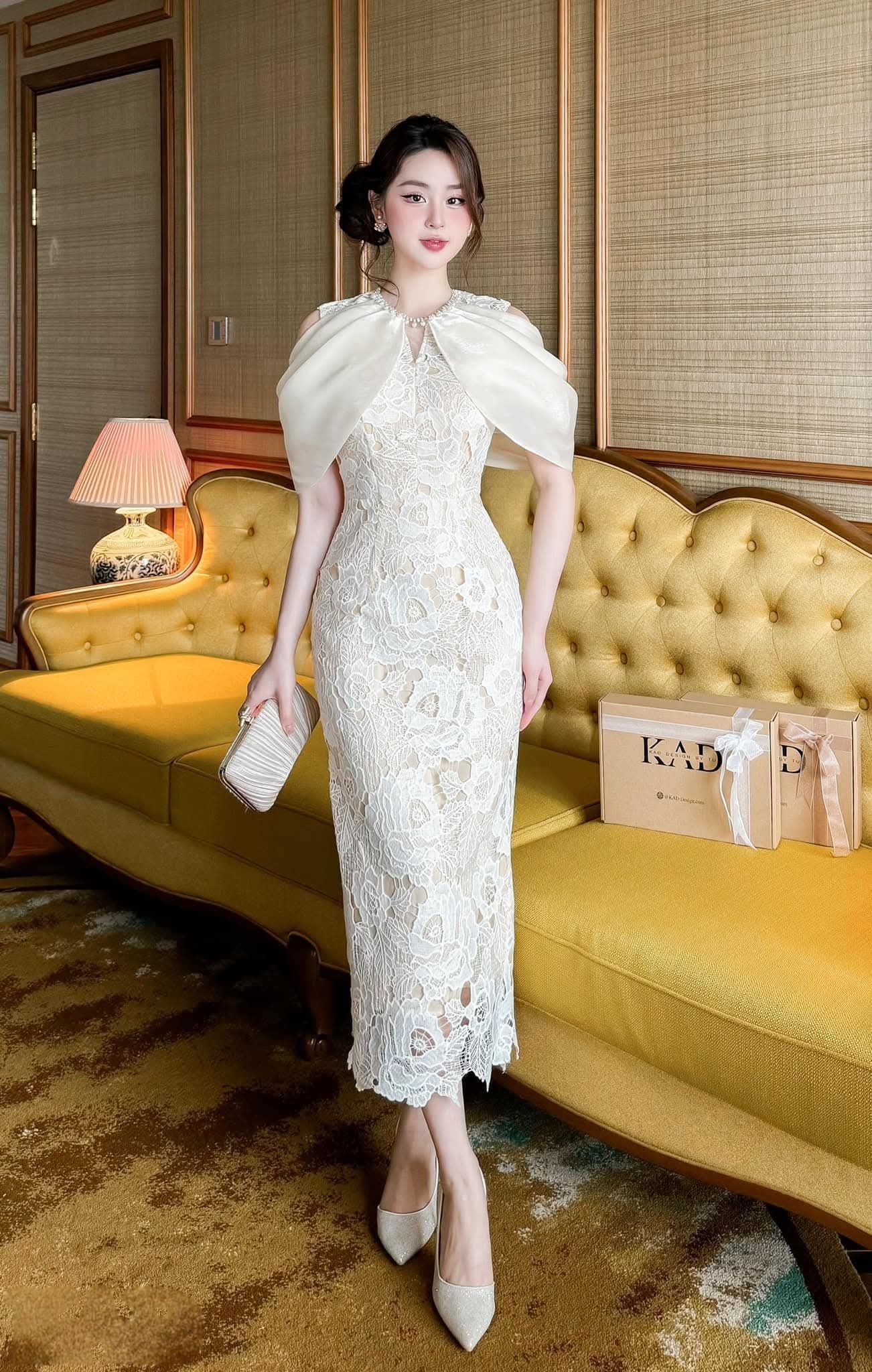 Dress ยาว แขนกุด แต่งผ้าคลุมปาดช่วงไหล่ ช่วงคอแต่งปักมุกและเพชรเรียง มีฟองน้ำจัดทรงให้ค่ะ เอวเข้ารูป ช่วงกระโปรงทรงสอบเข้ารูป เนื้อผ้าลูกไม้เนื้อดี มีซับในทั้งชุดค่ะ ... ใส่ออกมาแล้วเป๊ะเว่อร์ แพทเทรินเนี๊ยบสุดๆ สามารถใส่