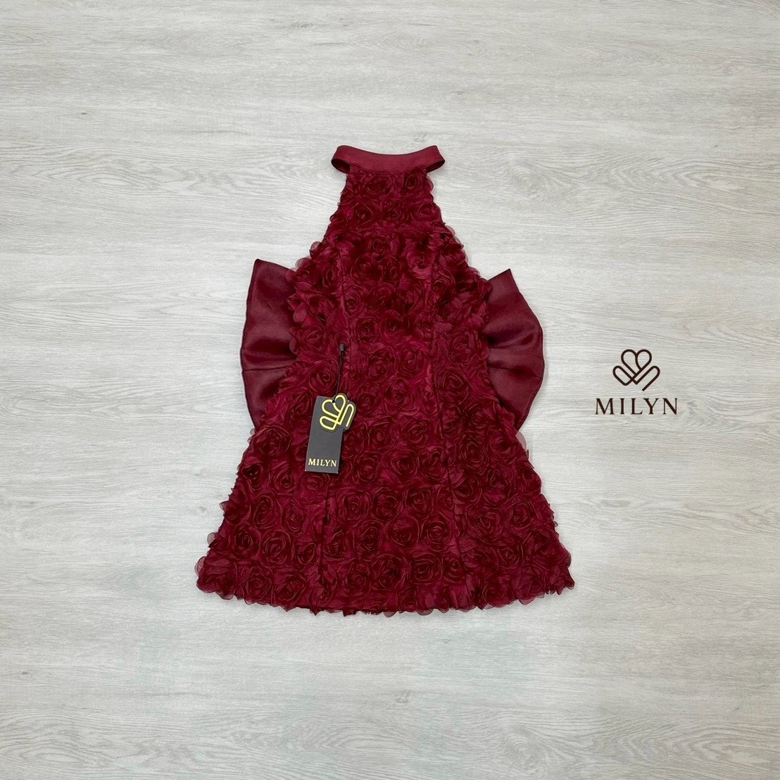 มินิเดรสแต่งดอกกุหลาบทั้งตัว ดีเทลเนื้อผ้าแบบ 3D ทำให้ชุดดูโดดเด่นมากขึ้น คอฮัลเตอร์ช่วยเสริมลุคให้ดูเพรียวและหรูขึ้นไปอีกขั้น ด้านหลังเปิดหลังสวย พร้อมโบว์ใหญ่สุดละมุนเป็นไฮไลต์ของชุด