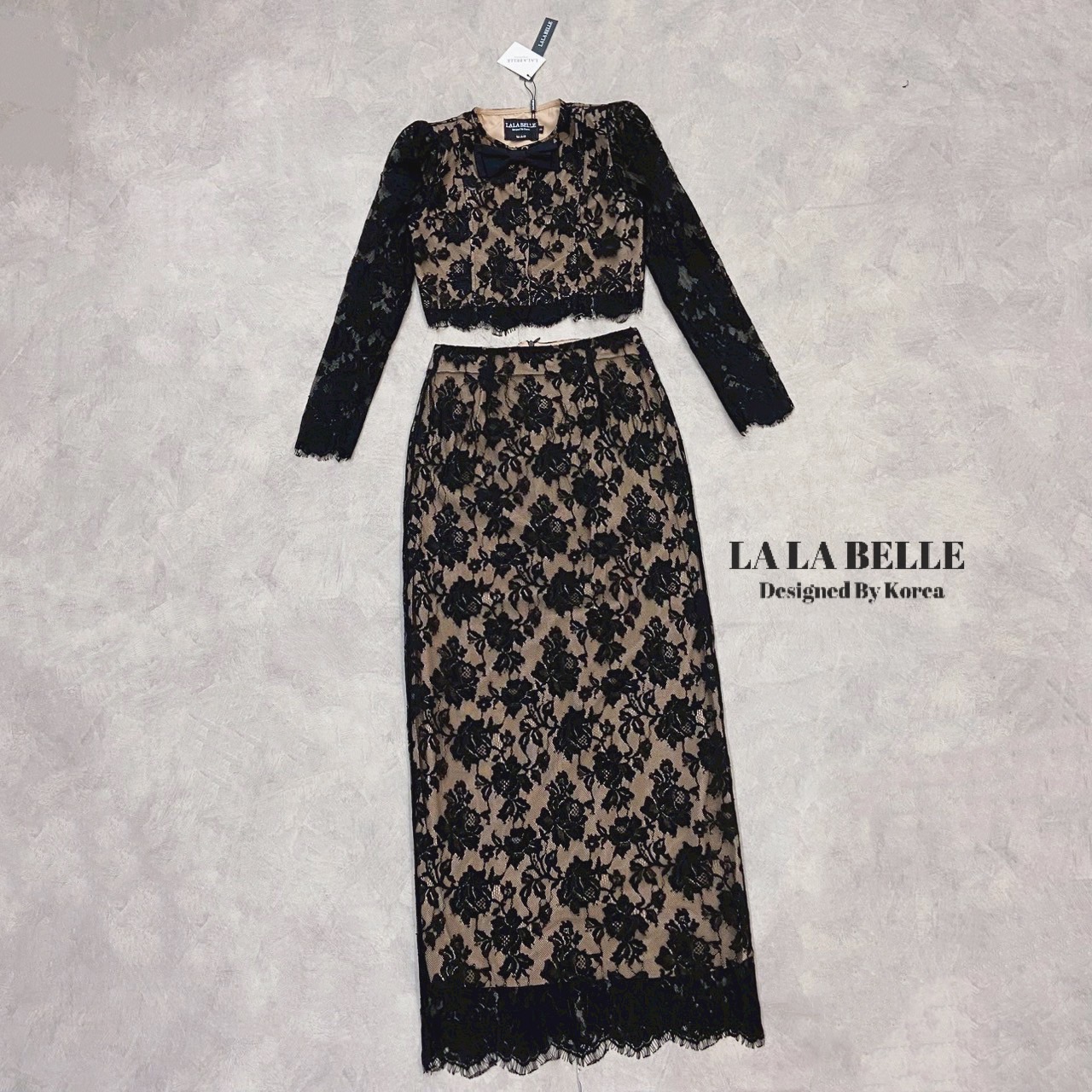 เซตลูกไม้ลายดอกกุหลาบทรงใหม่สวยมากเสื้อคอกลมแขนยาวซีทูติดกระดุมแป๊กด้านในแต่งโบว์มีซับในสีเนื้อกระโปรงสอบยาวผ่าหลังมีซับในถึงปลายชุดสวยหรู