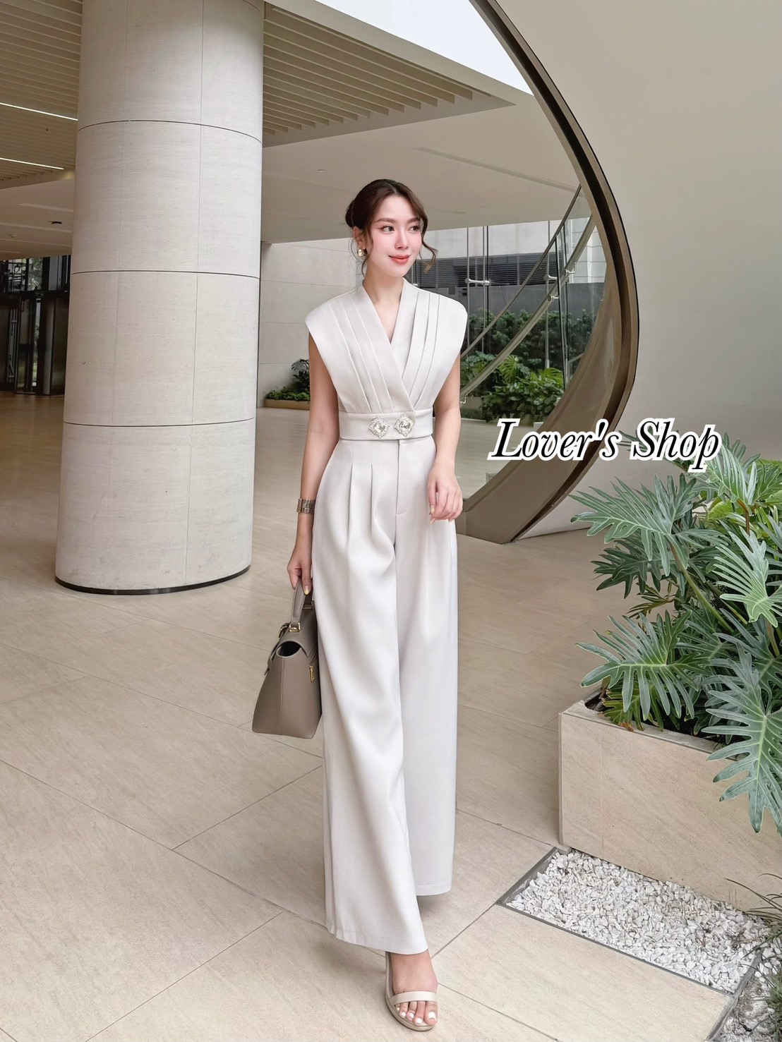 Teg : Lover’s Shop Detail : Set.2ชิ้น ลุคเรียบหรูดูผู้ดี เซ็ทนี้โดเด่นที่ตัวเสื้อ แต่งกระดุมเพชร เย็บจับจีบ สวยหรู ตัวเสื้อเป็นงานกระดุมซ้อนด้านหน้า(อยู่ด้านในตรงเพชร) กระดุมเพชรสามารถเอาออกได้นะคะ ช่วงอกมีกระดุมซ้อน