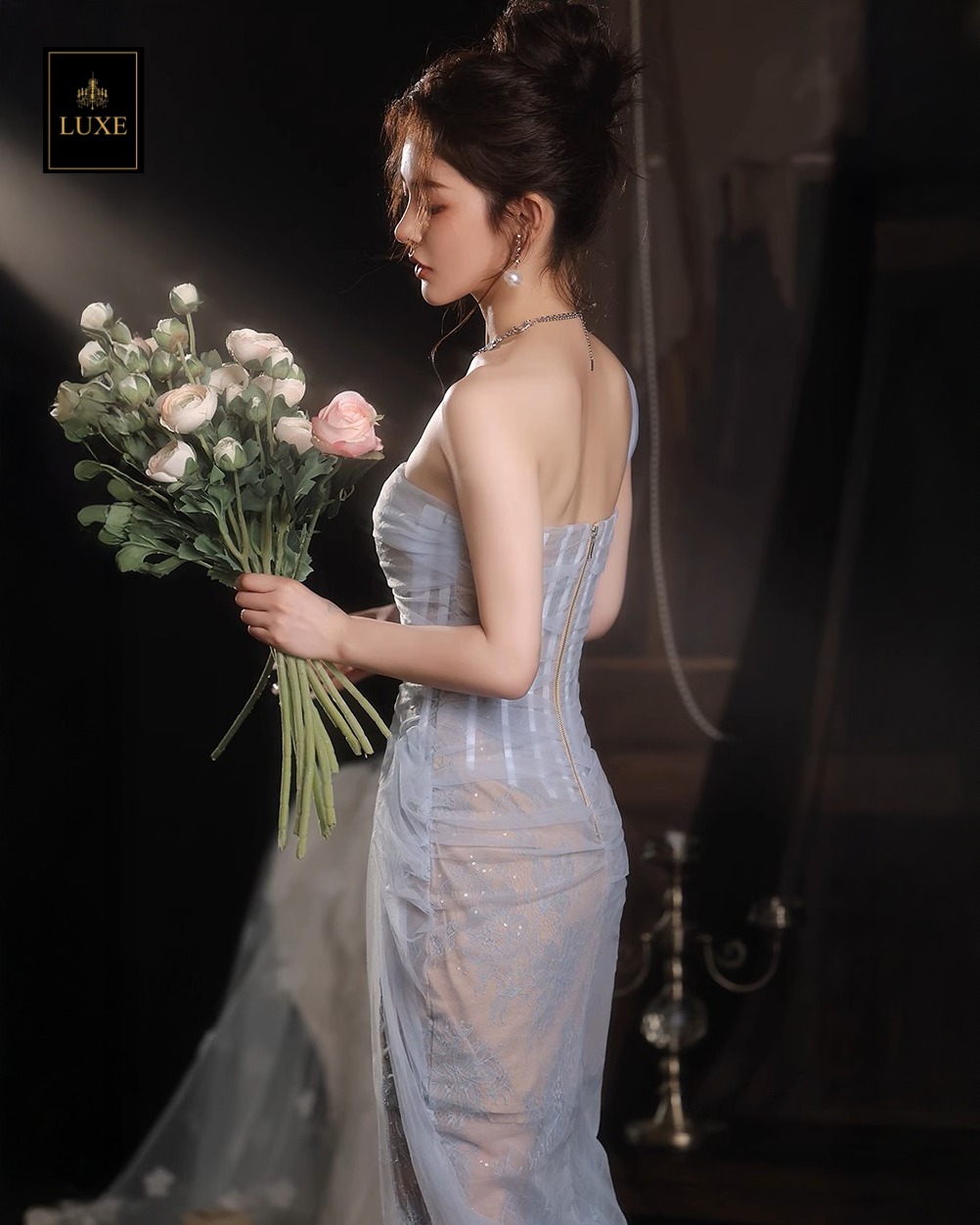Label : LUXE ☑️เดรสเสื้อเกาะอก มีโครงแบบคอร์เซ็ต ซ้อนทับด้วยผ้าเน็ตจับเดรป กระโปรงจับเดรป ☑️ทำจากผ้าลูกไม้และผ้าเน็ตเนื้อนุ่มยืดหยุ่นได้เล็กน้อย