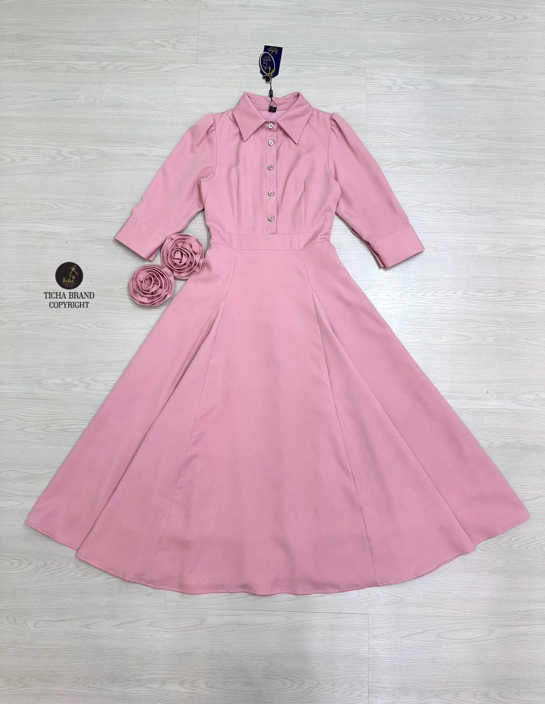 Maxiเดรสคอปกแขนยาว สีชมพู ทรงสวย มีเข็มกลัดดอกไม้3Dดอกใหญ่ที่ปลายแขน เพิ่มมิติให้กับชุด อกเย็บแต่งกระดุมใช้งานได้จริง (มีซิปหลัง) แพทเทิร์นเป๊ะมาก เย็บซับอย่างดี ผ้านิ่มดีมาก ผ้าพริ้วใส่สบาย