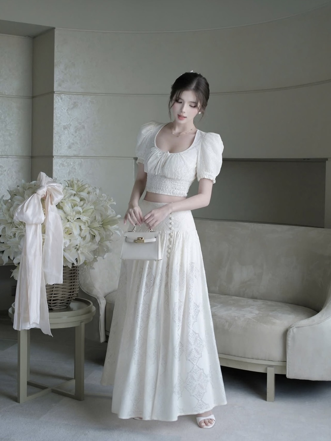 Teg : Lover’s Shop Detail : Set2ชิ้น ผ้าลูกไม้เนื้อนุ่ม ฉลุลาย สวย น่ารัก หวานซ่อนเปรี้ยว ดีเทลทรงเสื้อแขนตุ๊กตา ชายเสื้อมีสม็อคยืดได้ตามตัวค่ะ ความยาวเสื้อกำลังดีเอวไม่ลอยนะคะ มีซับใน มาพร้อมกับกระโปรงทรงเจ้าหญิง งานซิบหลัง ขอบเอวเรียบ