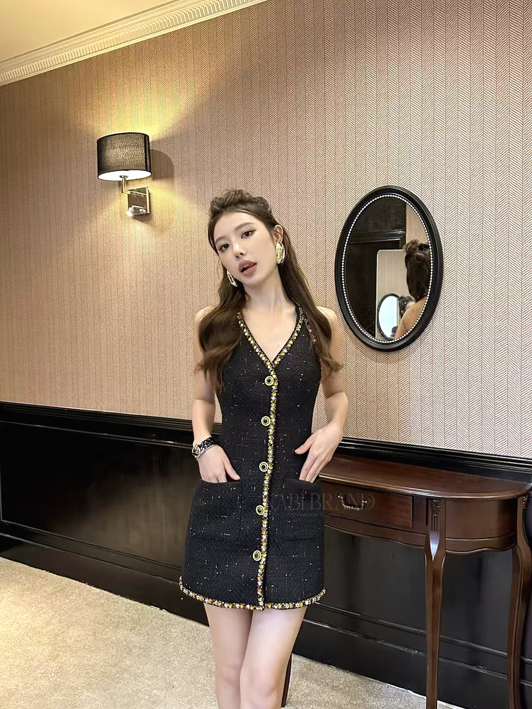 Set 2 ชิ้น เสื้อสูทคลุม มาคู่กับ เดรสคล้องคอเปิดหลัง ผ้าทวิตหนาอย่างดี งานขึ้นห้าง มีช่องกระเป๋าใช้งานได้จริง เดรสมีฟองน้ำ ทั้งชุดมีซับในมาให้ ชุดเดรสงานกระดุมหน้า ชุดนี้ดีเทลจึ้งๆมากค่ะ จะใส่แค่เดรส หรือสวมเสื้อคลุมไปด้วย ก็หรูเลิศคุณภาพคุ้มเกินราคา ห้าม