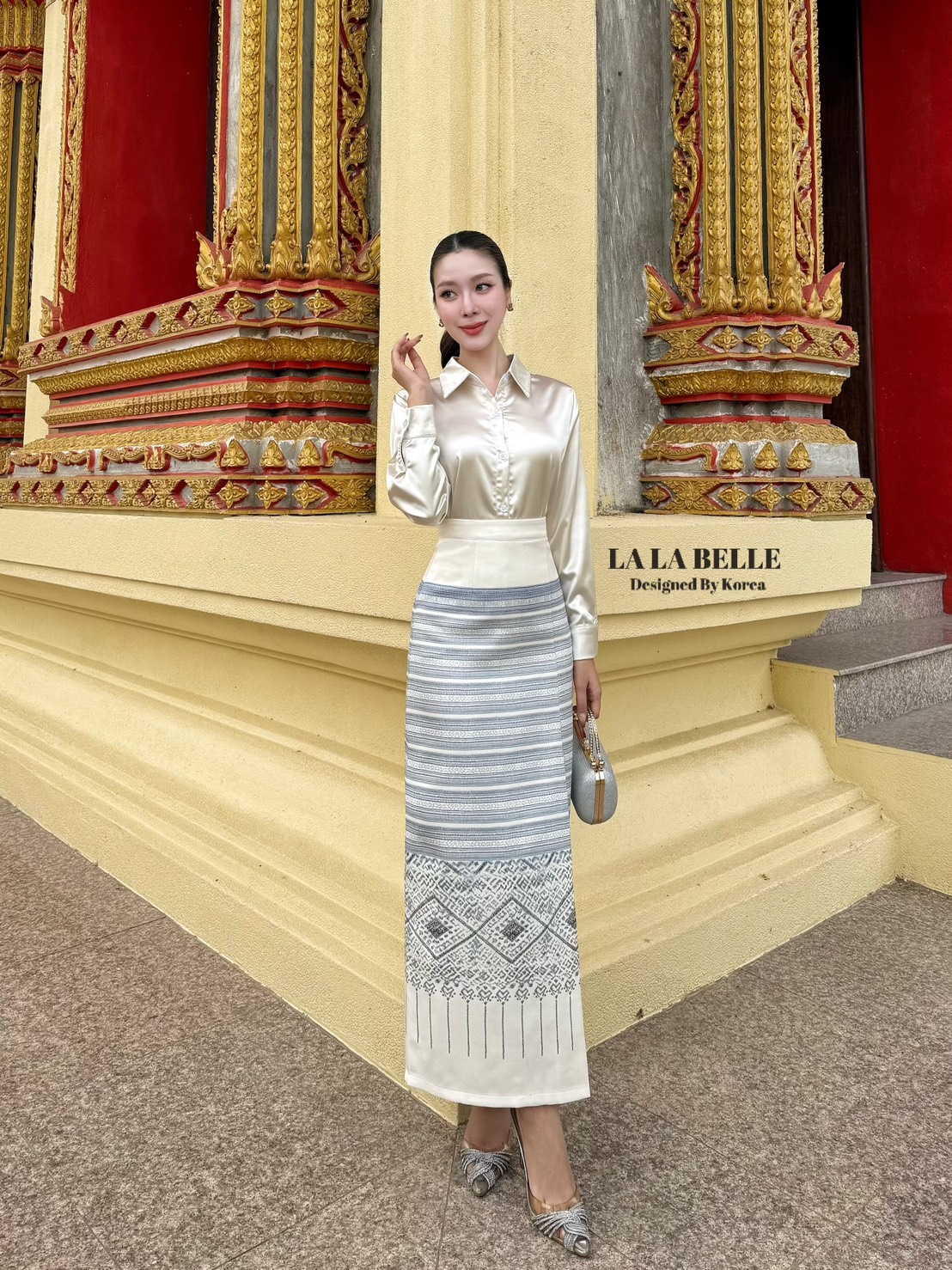 ชุดเซตทำบุญ2ชิ้นเสื้อเชิ้ตผ้าซาตินคอปกกระดุมหน้าแขนยาวใส่คู่ผ้าถุงผ้าพิมพ์ลายป้ายหน้าผ่าหลังมีซับในอัดกาวอย่างดีชุดทำบุญเข้าวัดของเซเลบที่แท้ทรูคุณภาพเกรดพรีเมี่ยม1:1 คัทติ้ง และ แพทเทริน์เป๊ะ ค่ะ น่ารักฝุดๆไปเลยค้ารุ่นนี้มิกซ์กับรองเท้าส้นสูงเครื่องประดั
