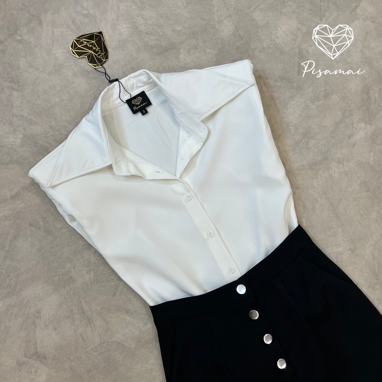 เซ็ตเสื้อกล้ามคอปกเชิ้ตสีขาวเสริมบ่าฟองน้ำ มาคู่กับกระโปรงเอวสูงตัวยาวทรฃกระดุมผ่าหน้า classy สุดๆ ใส่vacayถ่ายรูปกับแก๊งค์เพื่อนๆไม่มีผิดหวังเลยค่า