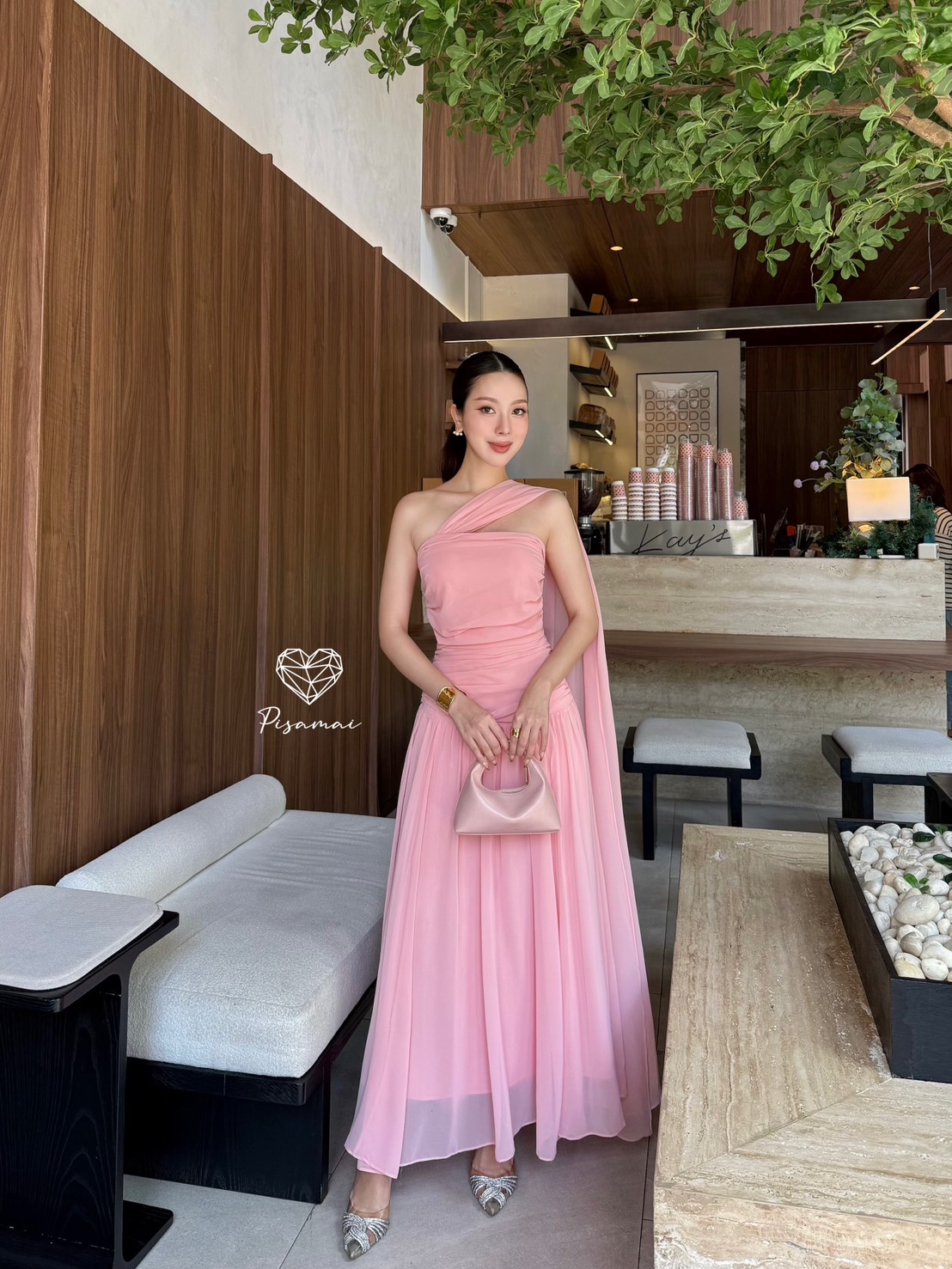 เดรสสีชมพูตัวบานทรงพาดไหล่ไปงาน สวย ราชนิกูลมากก ราคานี้มือต้องไวเลยค่า รุ่นนี้ใส่สวย เนื้อผ้าดีมากกกกกกก ห้ามพลาดเลยค่า #pisamaibrand #ชุดไปงานแต่ง #ชุดเพื่อนเจ้าสาว #เพื่อนเจ้าสาว