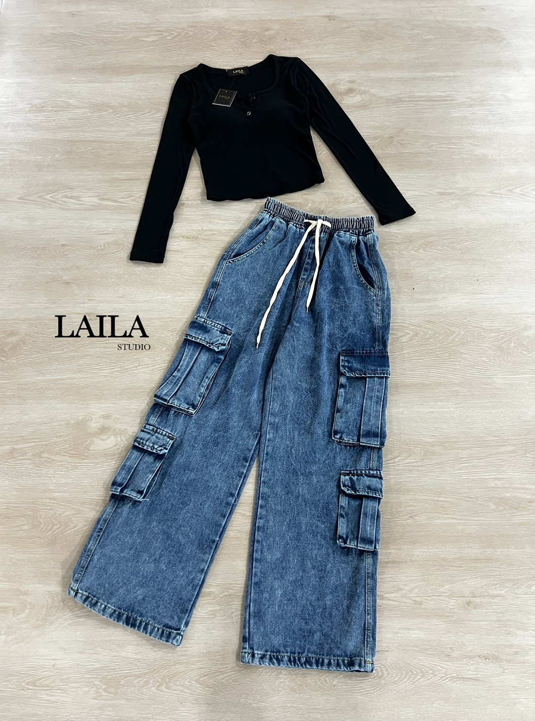 Set เสื้อ+กางเกง เสื้อกึ่งครอปทรงแขนยาวมาในโทนสีดำงานผ้ายืดหยุ่นใส่สบาย งานเสริมฟองน้ำในตัว มาพร้อมกางเกงทรงบอยๆปล่อยๆ งานยีนส์นำเข้า💯 แต่งกระเป๋าแถบข้าง แต่งเอวสม็อค งานผ้าสวยสุดๆ ลุคสาวเท่ลุยๆต้องลุคนี้ค่า #ชุดเซ็ท #bylaila brand #กางเกงคาร์โก้