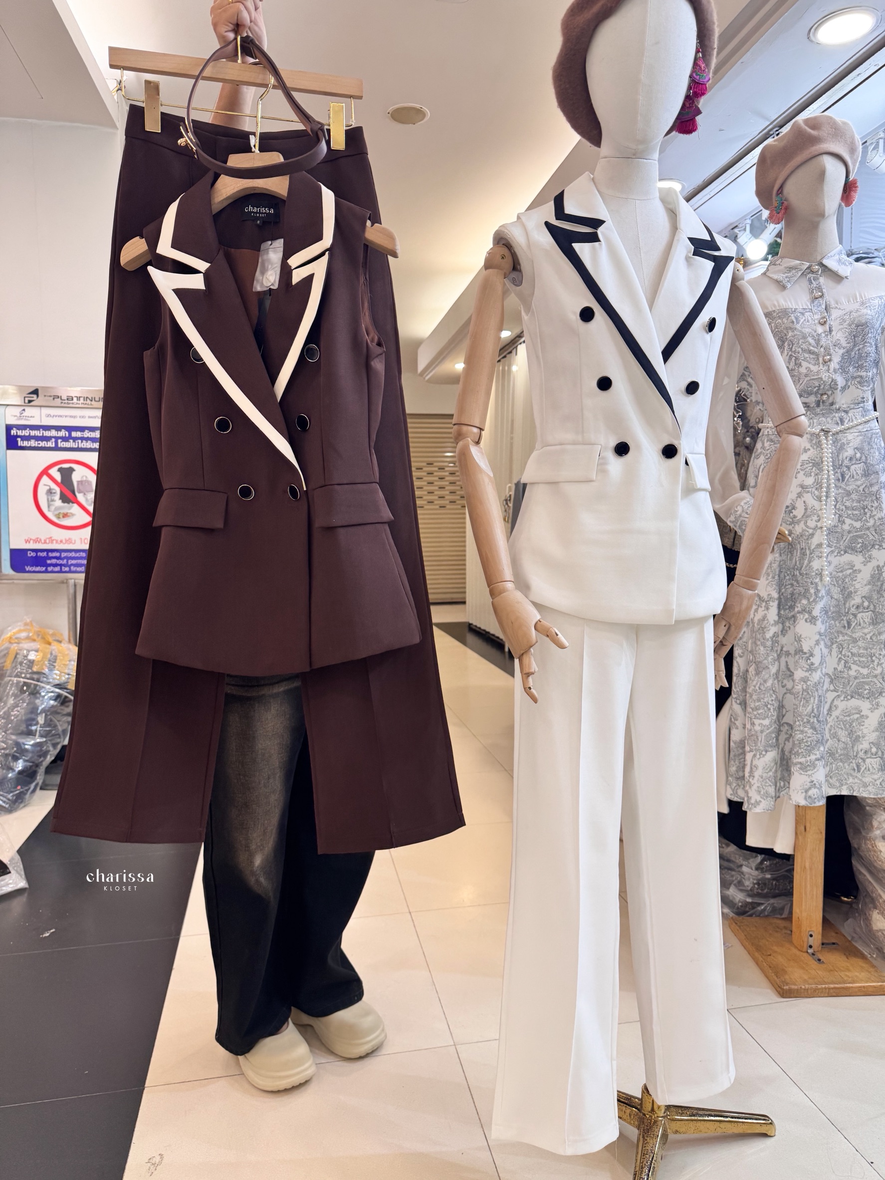 Tag: CHARISSA KLOSET 📌เซ็ท 3 ชิ้น: เสื้อแขนกุด+กางเกง+เข็มขัด ชุดเซ็ตกางเกงและเสื้อกั๊กสูททรงเท่ ทรงสวย เข้ารูปพอดีตัว เนื้อผ้าพรีเมียม ใส่สบาย ยับยาก เพิ่มเสน่ห์ด้วยดีเทลขอบตัดสีตัดกันอย่างมีระดับ 🤎🤍 ดีไซน์ double-breasted เรียบหร