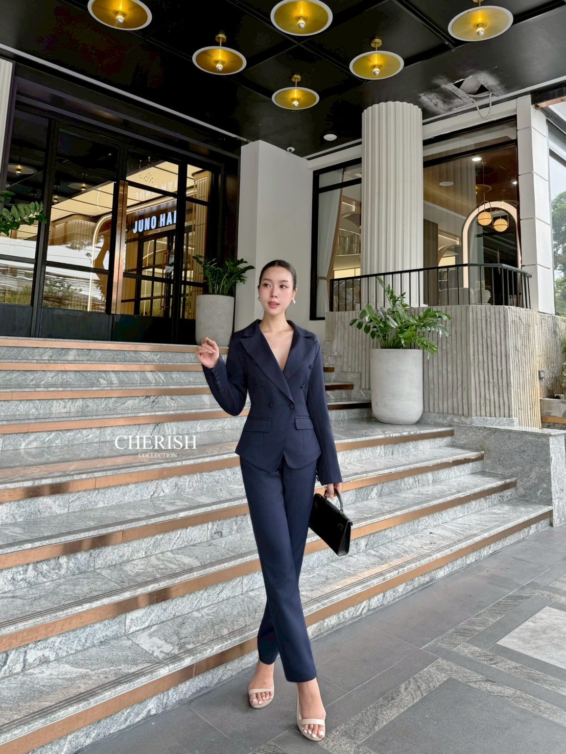 Setsuit เสื้อ+กางเกง เรียบหรู ดูเท่ ทรงสวย ใช้ผ้าดี ใส่สบาย ตัวเสื้อสูทแต่งกระดุม มีกระเป๋า พร้อมซับในทั้งตัว มาพร้อมกับกางเกงขากระบอก มีกระเป๋า 2 ข้าง จะใส่ทำงาน ออกงาน