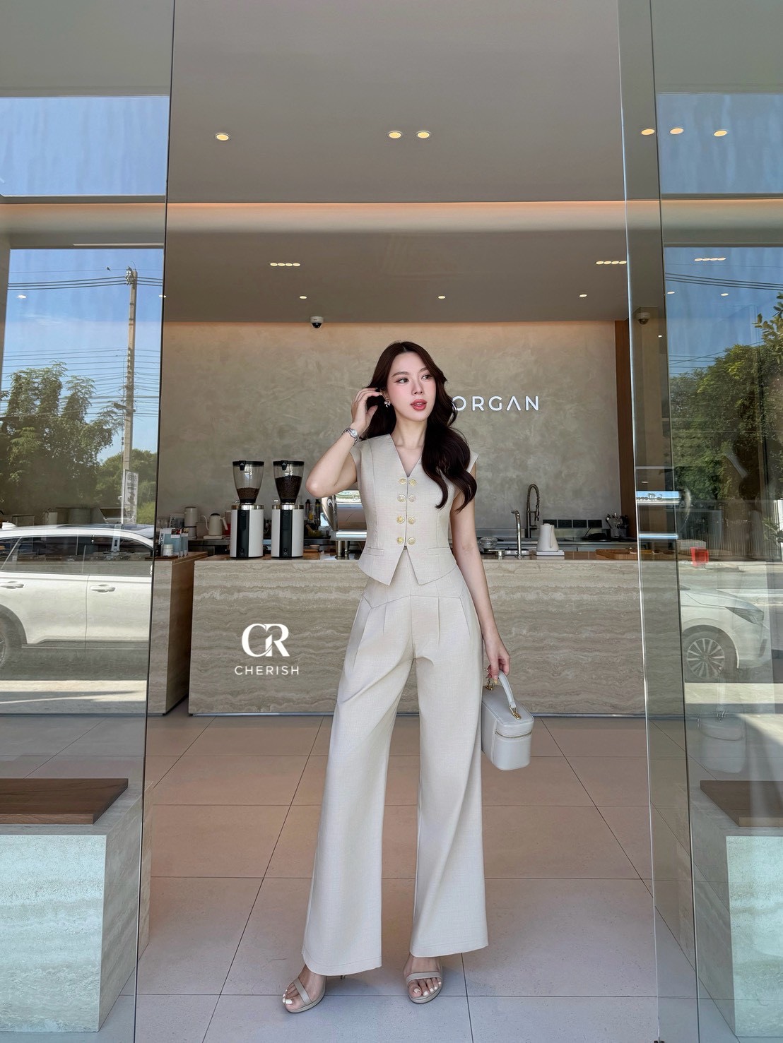 ชุดเซ็ท เสื้อ+กางเกง ตัวเสื้อคอวี แต่งกระดุมสีทองทำให้ดูเก๋มากยิ่งขึ้น มาพร้อมตัวกางเกงเอวสูงขากระบอกใหญ่ใส่สบาย มีกระเป๋า 2 ข้างใช้งานได้จริง ชุดสวยโดดเด่นแบบใหม่ ต้องมีนะคร่า