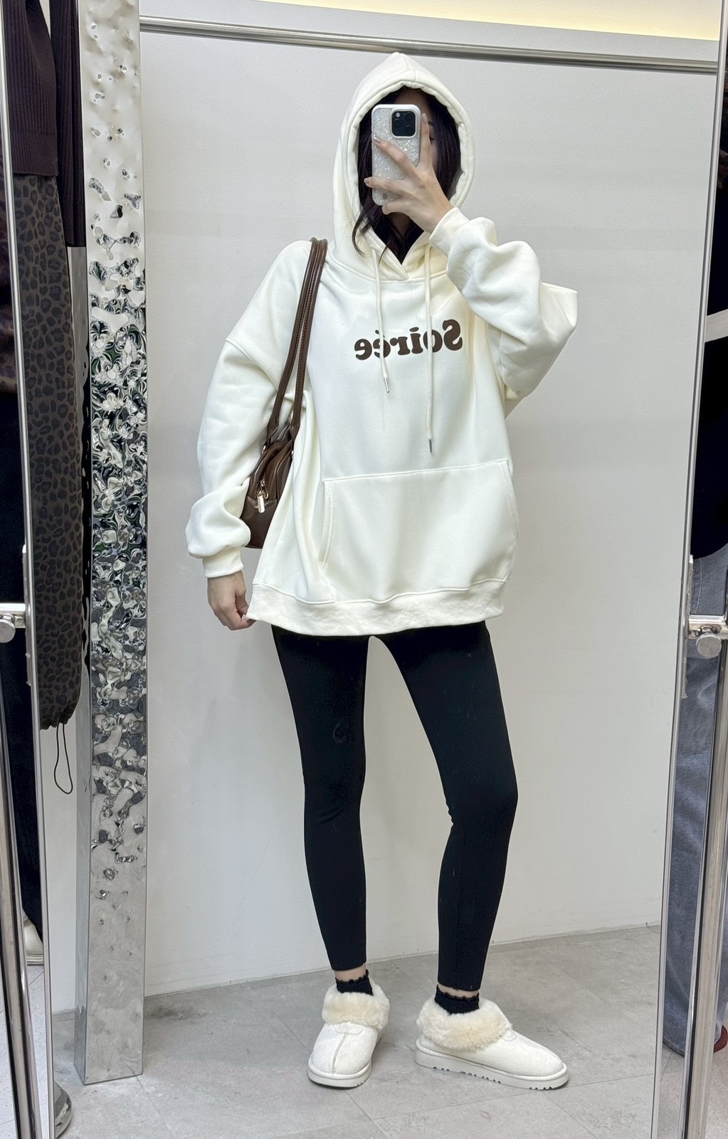 เสื้อฮู้ดดี้แขนยาวบุขนด้านใน ✔ ดีเทลมีกระเป๋าด้านหน้า สกรีนลายภาษาอังกฤษ ฮู้ดรูดปรับได้ ด้านในบุขนกันหนาว ✔️ ใส่เที่ยวอากาศหนาวได้เลยค่าาา