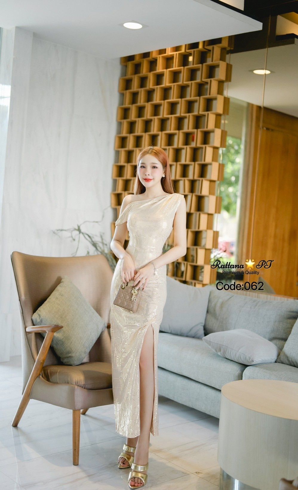 เดรสยาวสีทองสวยหรูดูแพงทรงสวยมาก ผ้าแต่งกริสเตอร์ เนื้อผ้าสวยมาก ผ้ายืดได้ หรูหรามาก มีผ่าด้านหน้าหน้า สวยเก๋ ชุดมีซับใน หน้าอกมีฟองน้ำ มีซิบด้านหลัง ใส่เที่ยวออกงาน ดินเนอร์ งานแต่ง ปาตี้กับเพื่อน ปัง ปัง ปัง ช้าไม่ได้แล้วคร้า ของสวยๆหมดไวจัดด่วน