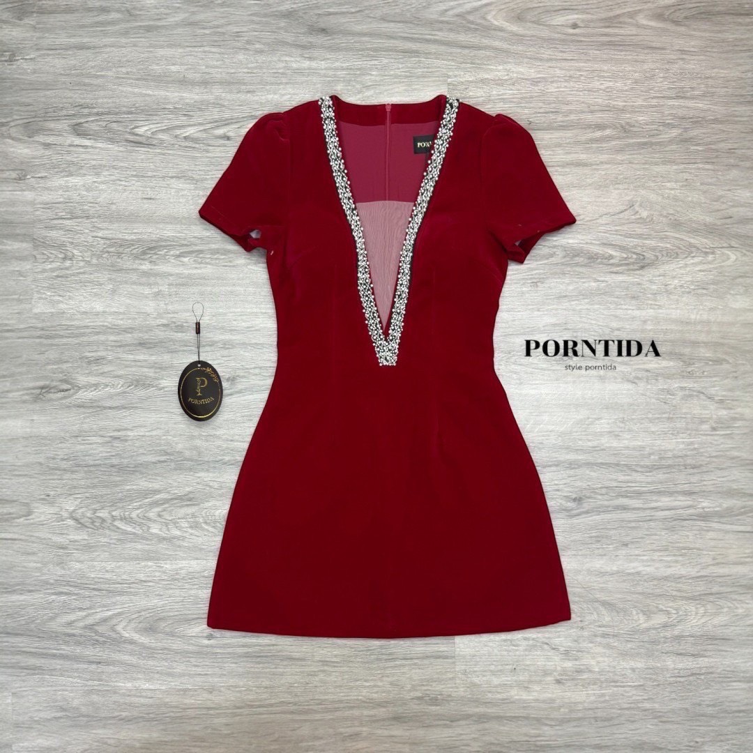 ชุดเดรสสีแดงงานเรียบหรู detail แต่งรายละเอียดปักตรงบริเวณคองานรุ่นนี้เป็นผ้ากำมะหยี่เรียบหรูสวยแบบผู้ดีมาก