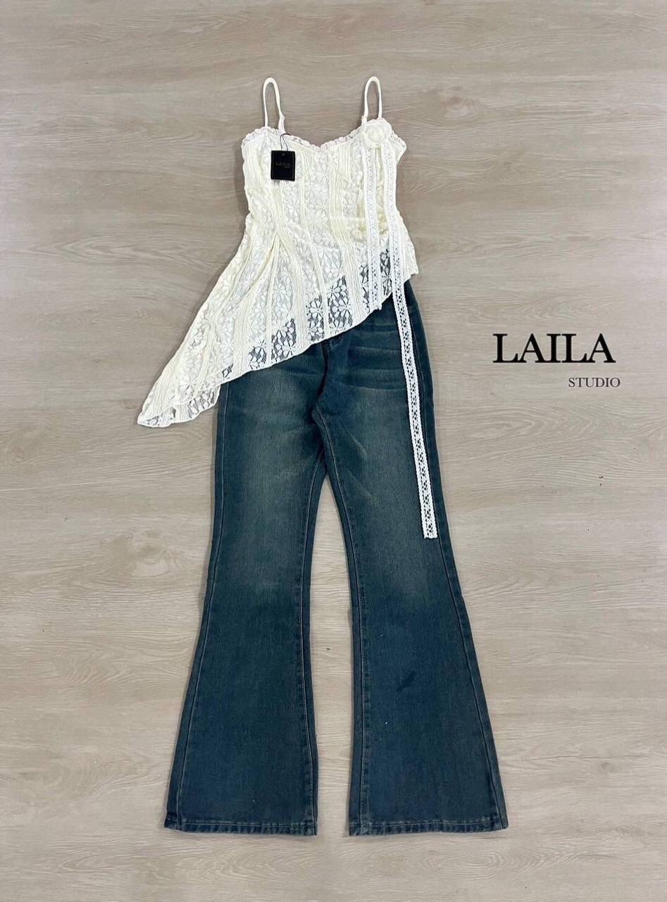 Tag: LAILA Detail: Set เสื้อ+กางเกง เสื้อทรงสายเดี่ยวงานแต่งฉลุลูกไม้แน่นๆทั้งตัวทรงเฉลียงข้างปล่อย ชายระบายตัดต่อเย็บอย่างดี งานดีไซน์แต่งเข็มกลัดดอกสีเดียวกับเสื้อ มาพร้อมกางเกงทรงขาม้า ฟอกสีสนิมเข้ม งานยีนส์นำเข้า💯 แต่งกระเป๋าสองข้าง สามารถใช้ง