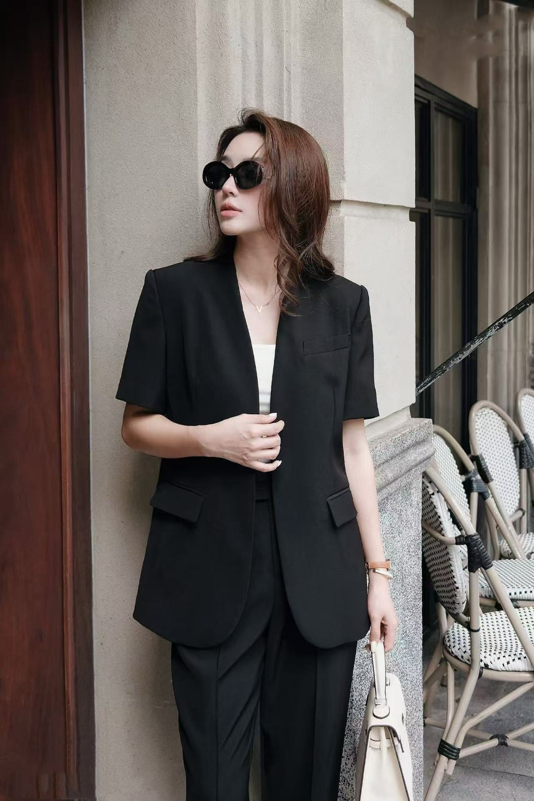 ชุด Set3ชิ้น เสื้อเบลเซอร์+เสื้อกล้าม+กางเกงขายาว เสื้อเบเซอร์แขนสั้นสีดำ ดีเทลแต่งกระเป๋าหน้าใช้งานได้จริง (ไหล่เสริมฟองน้ำ ) และมีเสื้อครอปสีขาว มาพร้อมกางเกงขายาวสีดำทรงสวย ดีเทล แต่งจีบตรงขอบเอว มีกระเป๋าข้าง ซิปหน้า ทรงสวย ลุค CEO ดูสุภาพ บอกเลยว่ารุ