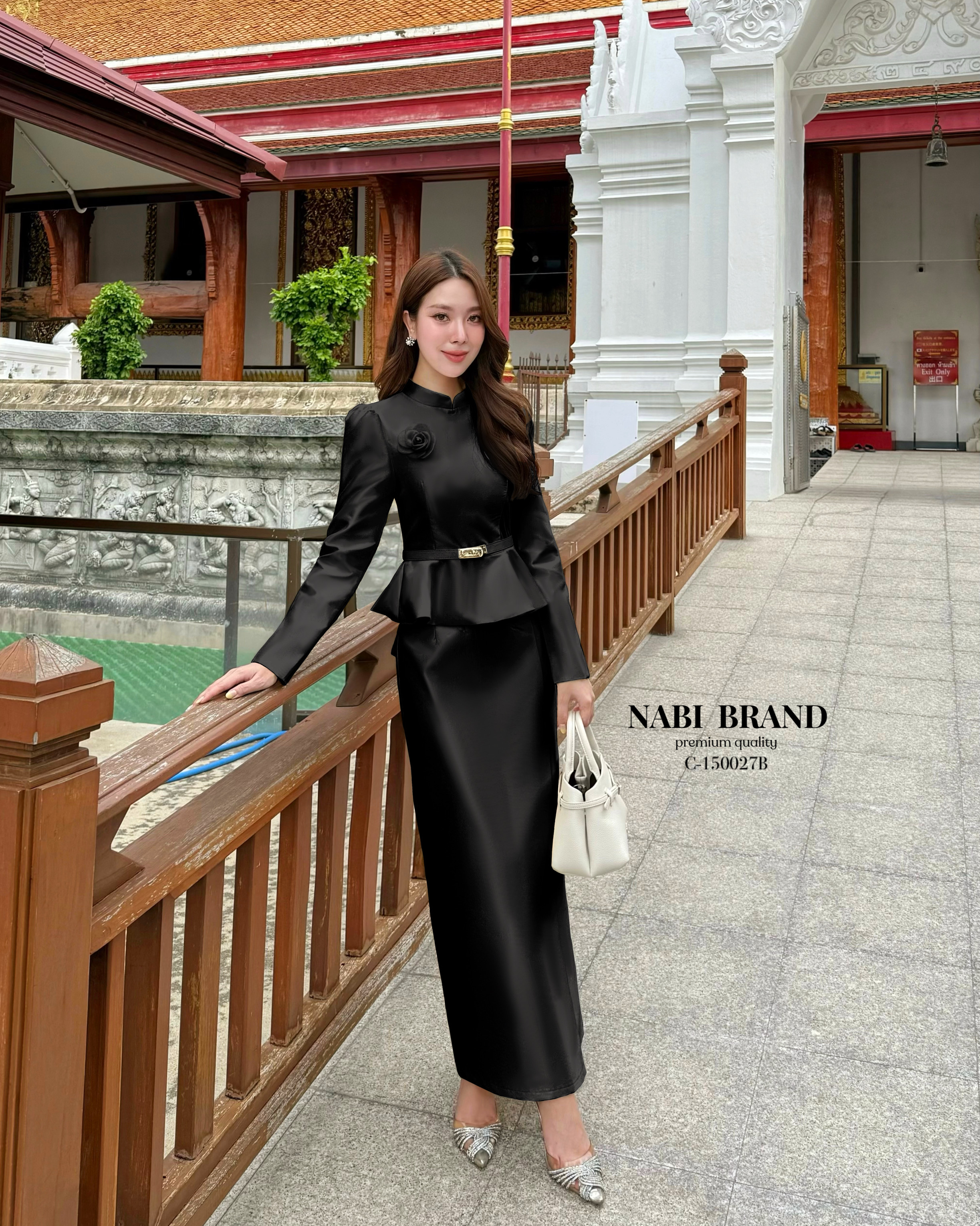 ชุดเซ็ตแขนยา คอกลม มีซัปในฟองน้ำในตัว มาคู่กับกระโปรงยาวทรงชุดไทย พับจีบด้านข้าง ผ่าทรงVด้านหลัง งานอัดกาวอย่างดีอยู่ทรง ใส่คู่กับเข็มกลัดดอไม้และเข็มขัดคือ สวยหรูลงตัวมาก ดีไซน์สวยดูผู้ดีแบบไทยๆ ไม่ซ้ำใคร ใส่ได้หลายโอกาศ ราคาคุ้มสุดๆ ห้ามพลาดนะคะ ᾗ