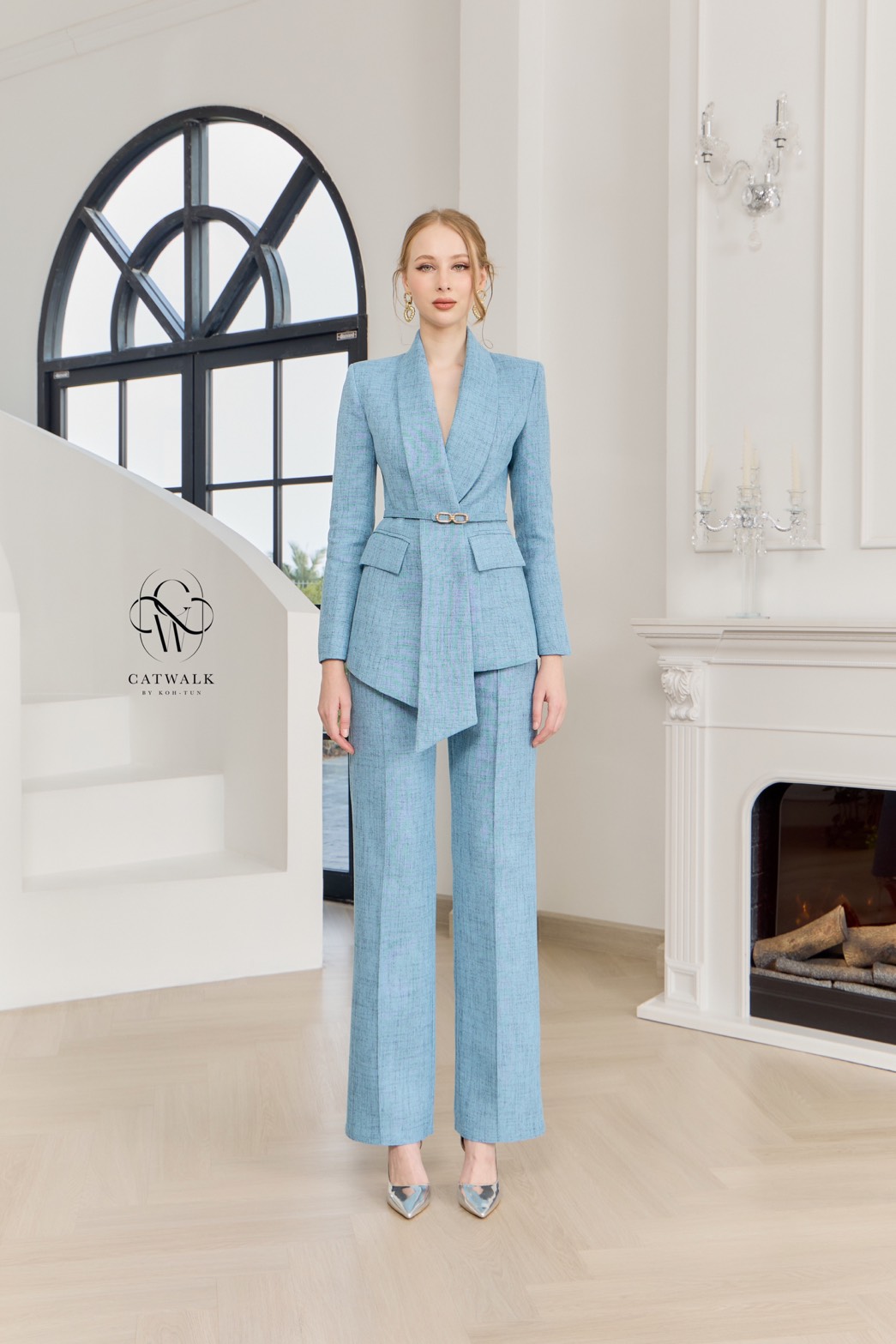 CATWALK BY KOH-TUN Detail>>> Set BLAZER เกรดพรีเมี่ยม เนื้อผ้าเกรดเอ ผ้าสั่งทอลายในตัว สวย ดูคลาสสิกมาก ตัวBLAZER เป็นทรงเข้ารูป มีกระเป๋า 2 ข้างใช้งานได้จริง ช่วงปกดีไซน์ออกมาดูเก๋สุดๆ มีเข็มขัดหัวทองคาดแล้วข่วยทำให้ดูเข้ารูปเป็นทรงมากยิ่งขึ้น ม