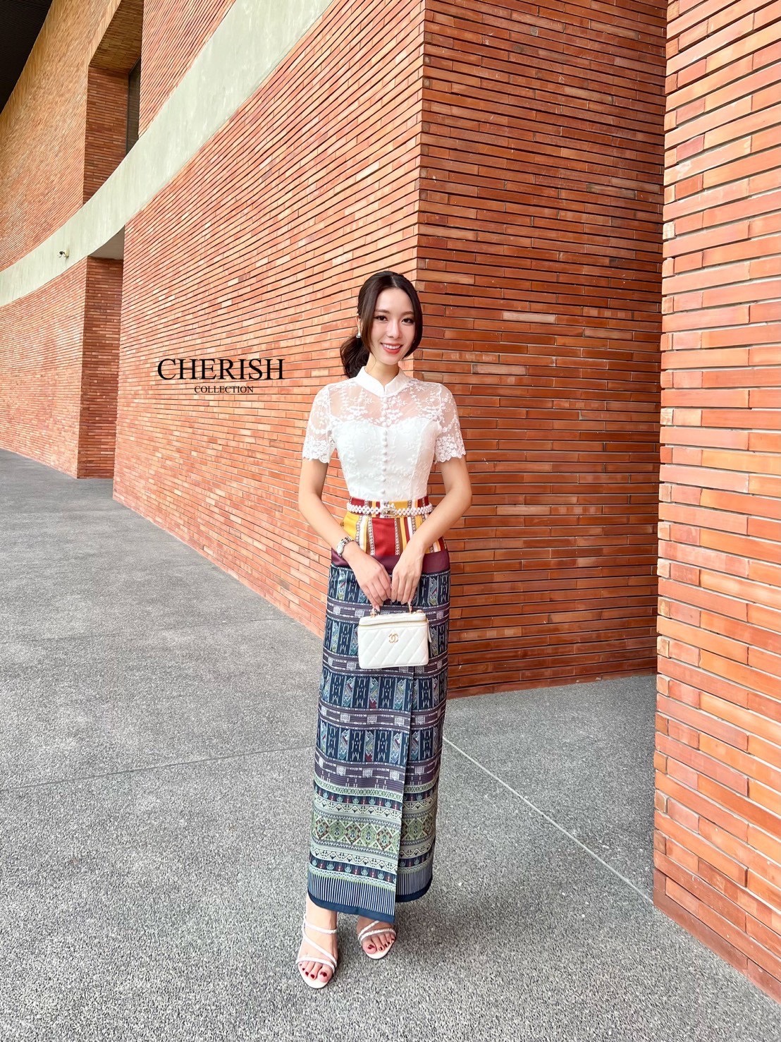 เซ็ทชุดไทย ชุดงานบุญ 3 ชิ้น เสื้อลูกไม้แต่งกระดุมมีซับในอย่างดี ใส่คู่ผ้าถุงสำเร็จเนื้อผ้าใส่สบาย จัดเข็มขัดมุกมาให้ครบเซ็ท สาวๆสายบุญ หรือจะใส่เป็นธีมชุดเพื่อนเจ้าสาวก็เหมาะ ใส่ได้ทุกเทศกาล