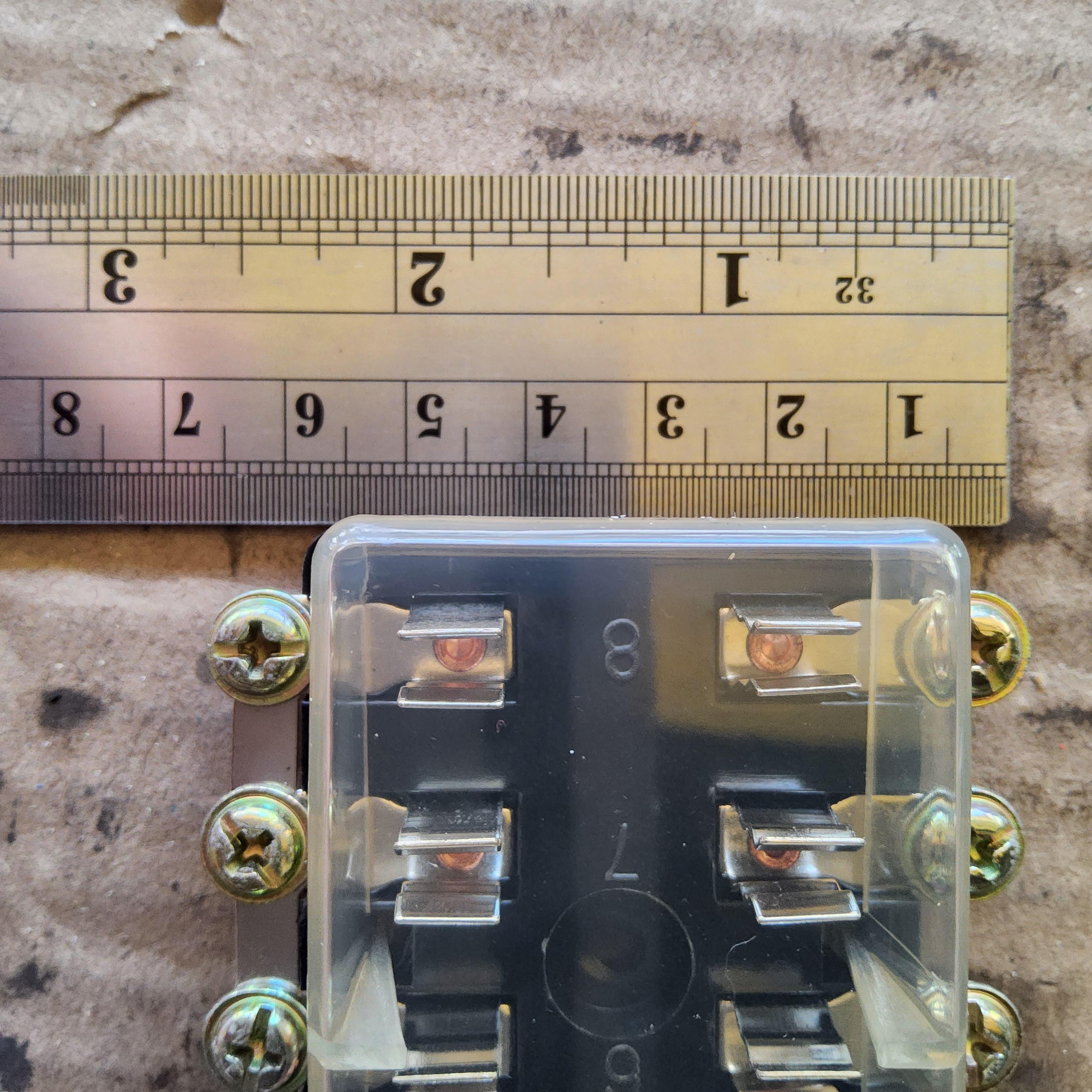 กล่องกระบอกฟิวส์แก้ว 8 ช่อง (FUSE SOCKET) ไม่รวมฟิวล์ ยาว 12 กว้าง 6.5 รวมขา 7 ซ.ม. สำหรับฟิวส์หลอดแก้ว สีดำ อันละ