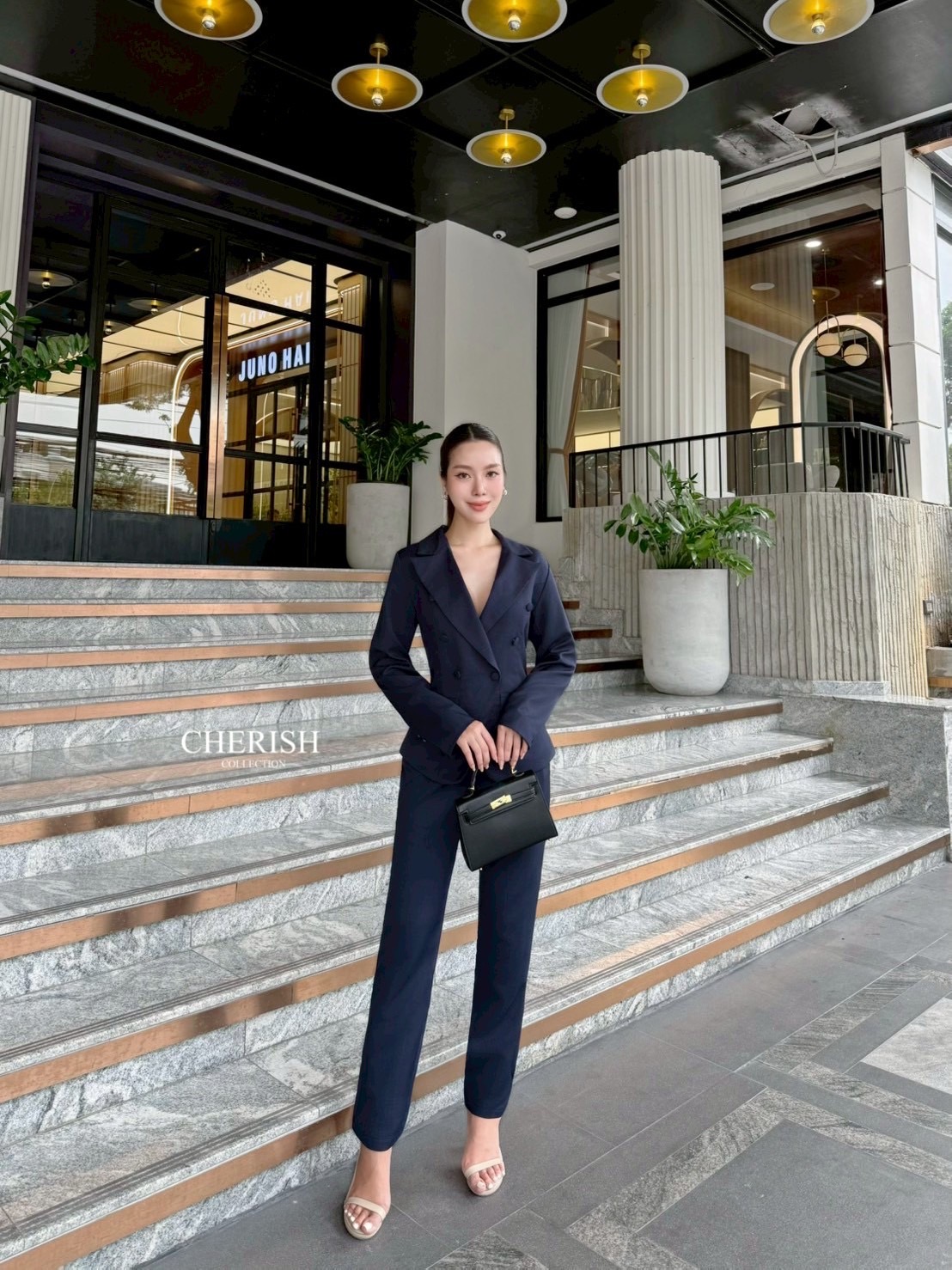 Setsuit เสื้อ+กางเกง เรียบหรู ดูเท่ ทรงสวย ใช้ผ้าดี ใส่สบาย ตัวเสื้อสูทแต่งกระดุม มีกระเป๋า พร้อมซับในทั้งตัว มาพร้อมกับกางเกงขากระบอก มีกระเป๋า 2 ข้าง จะใส่ทำงาน ออกงาน