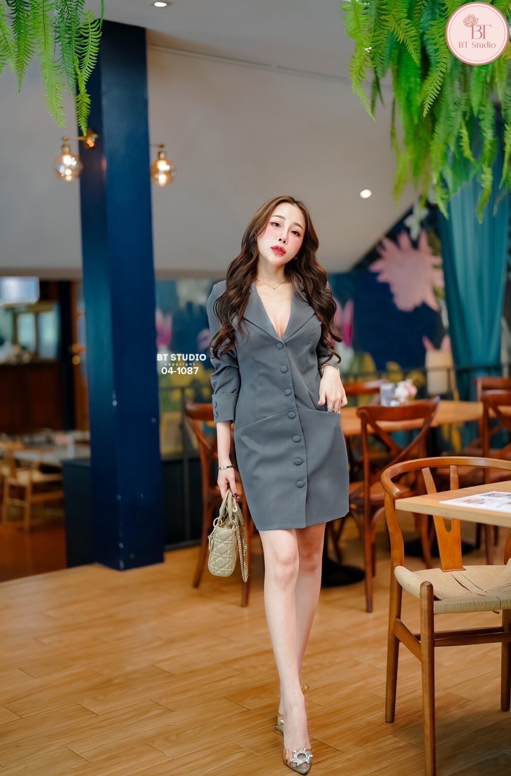 เดรสเบเซอร์คอปกกระดุมหน้า แขนยาวกระเป๋าใช้งานได้จริง งานเนื้อผ้ามีลายในตัวงานสวยมาก เนื้อผ้าดีมีซับในค่ะ