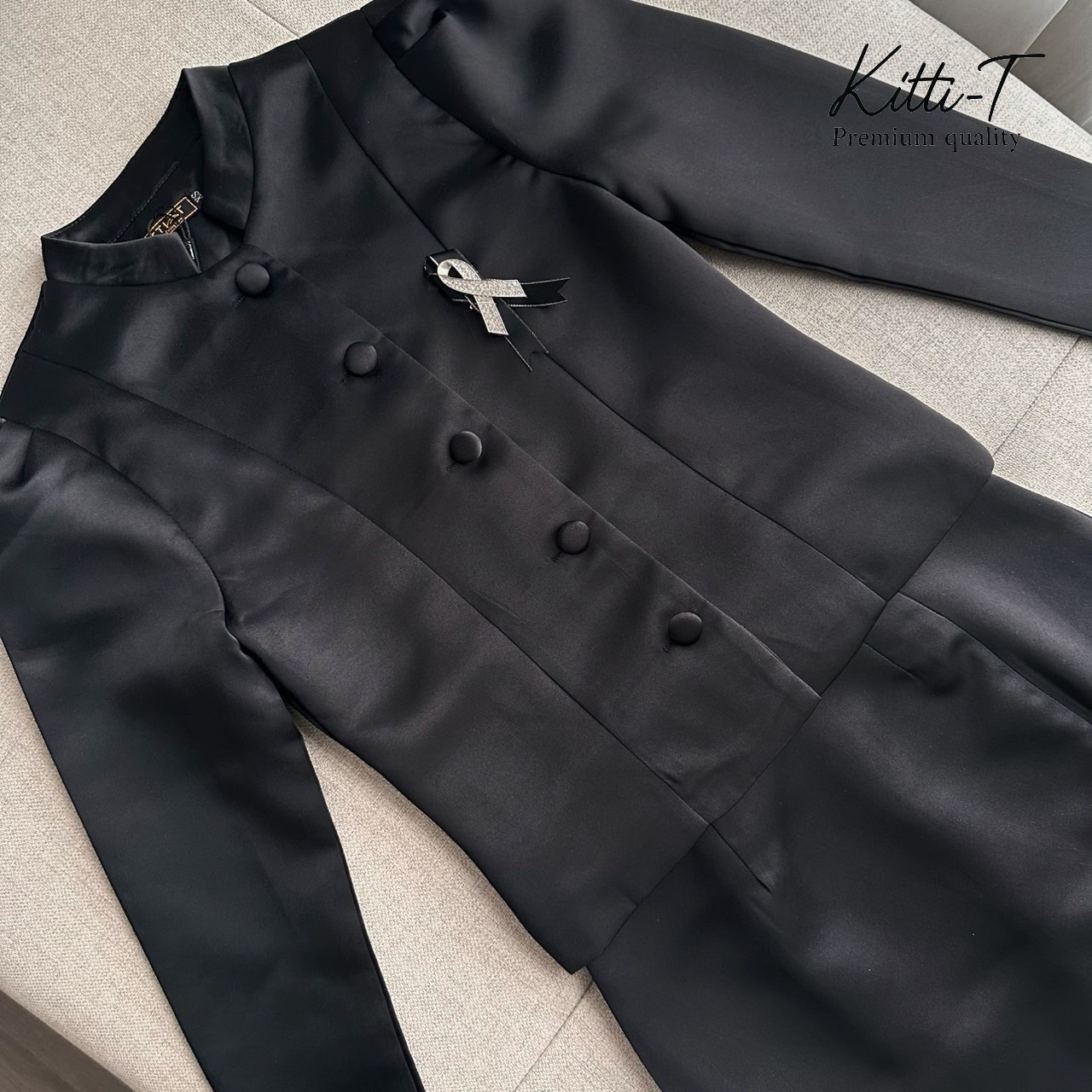 Set (3) ชิ้น เสื้อ+กระโปรง+เข็มกลัด ชุดไทยจิตลดา เสื้อสูทผ้าเงาซาติดีไซน์คอจีน(Mandarin Collar) ให้ลุคสุภาพและหรูหรากระดุมหน้าตกแต่งเรียง 5 เม็ด