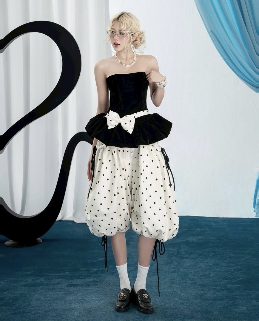 Label :: RAMI-PAPHA(รมิปภา) Polka Dot Set. คอลใหม่ล่าสุด! เสื้อเกาะอกดีไซน์เก๋ เนื้อผ้ากำมะหยี่สีดำอย่างดี อกมีฟองน้ำจัดให้ทรงสวย มีกันลื่นรอบอก ซับในอย่างดีทั้งตัว ซิปหลัง **เนื้อผ้าสวมใส่สบาย ++กางเกงลายจุดทรงเก๋ ทรงฮ๊อตฮิตสไตล์สาวเวียด มีกระเป๋าใช้งานไ