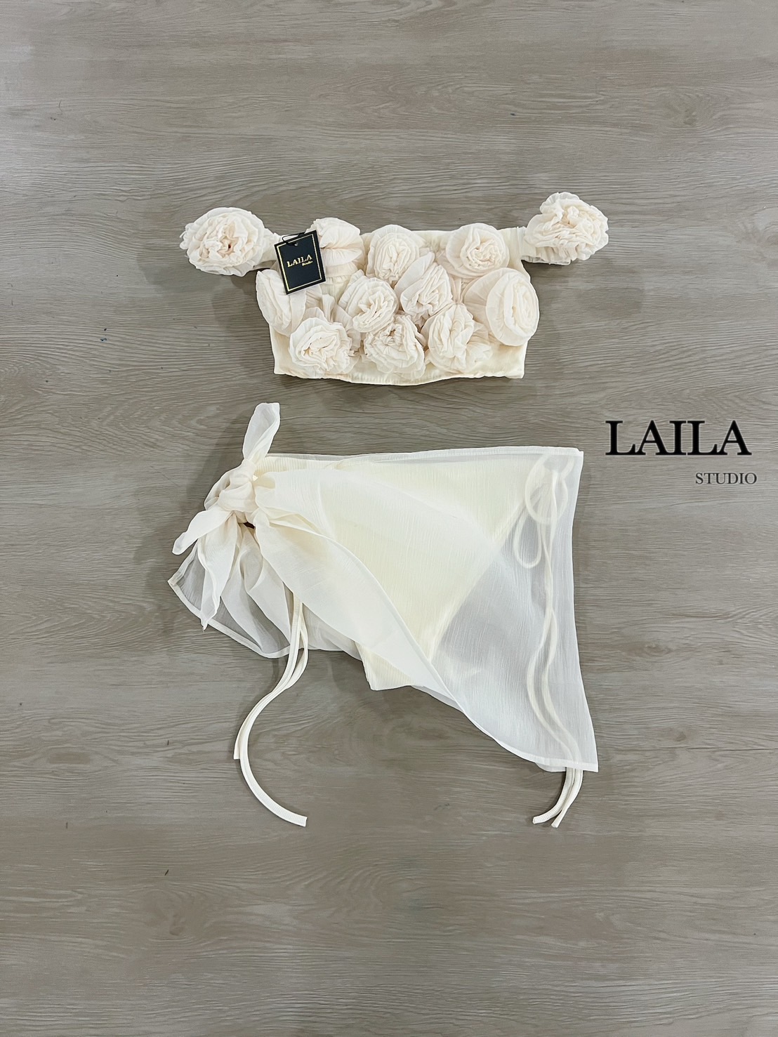 Tag : LAILA Detail: Setเสื้อ+บิกินี่+ซีทรู เสื้อเปิดไหล่งสนสุดน่ารัก แต่งปักดอกไม้3ดีฟูด้านหน้า ด้านหลังแต่สม็อค มาพร้อมตัวบิกินี่ผูกด้านข้างสุดแซ่บ เพิ่มความโดดเด่นของชุดด้วยซีทรูผูกเอว งานชุดว่ายน้ำเก๋ๆ ใส่ถ่ายรูปสวยๆค้าสาวๆๆ #ByLaila #ชุดว่ายน้ำ #ชุดว่