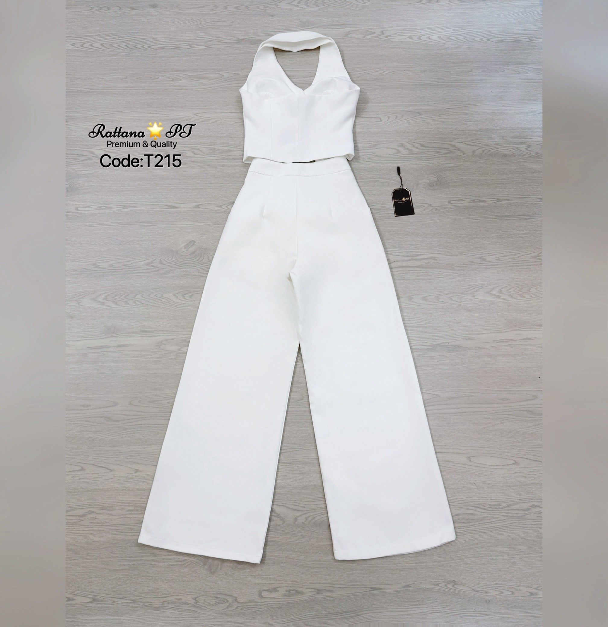 ชุดเซต เสื้อ+กางเกงขายาว เสื้อมีดีเทลแต่งกระดุมหน้า มีซับในอย่างดี เนื้อผ้าดีมากๆ มาคู่กับกางเกงขายาวทรงสวยมาก กางเกงมีซิบด้านหน้า ใส่เที่ยว