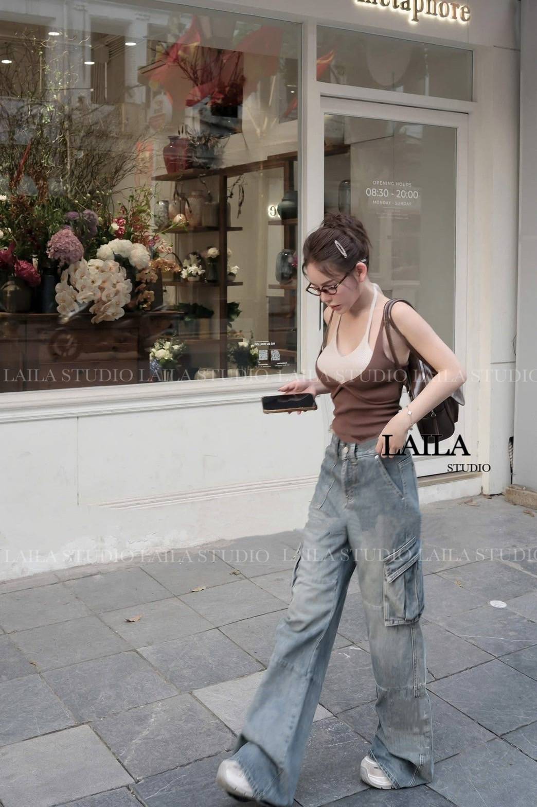 Tag: LAILA Detail: Set เสื้อ+กางเกง เสื้อทรงคล้องคอโทนสีพื้น เป็นผ้าไหมทอ ดีไซน์แต่งบราคล้องคอสุดแซ่บ มาพร้อมกางเกงทรงบอยๆปล่อยๆ งานยีนส์นำเข้า💯 แต่งกระเป๋าแถบข้าง งานผ้าสวยสุดๆ ลุคสาวเท่แซ่บ ต้องลุคนี้ค่า #ชุดเซ็ท #bylaila brand #กางเกงคาร์โก้ #ก