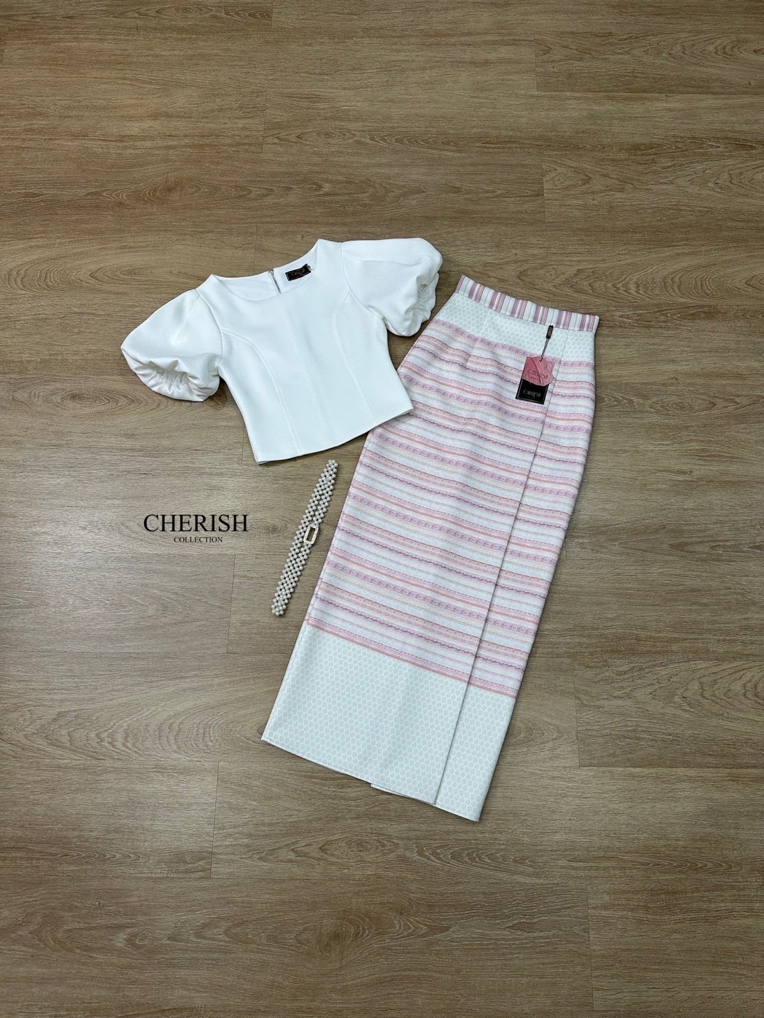 ชุดไทยที่เรียบหรูดูแพง ด้วยชุดนี้ ตัวเสื้อคอกลม แขนตุ๊กตาตัวผ้าถุงเอวสูงลายทางขวางสีชมพูม่วงสลับกันอย่างสวยงามซิบหลัง ผ่าหลังไม่เกินงามเดินสะดวกพร้อมซับในครึ่งตัวไม่ต้องกลัวเรื่องความโป๊แถมเข็มขัดมุกด้วยค่า งามอย่างไทยใจดี ต้องมีนะคะ