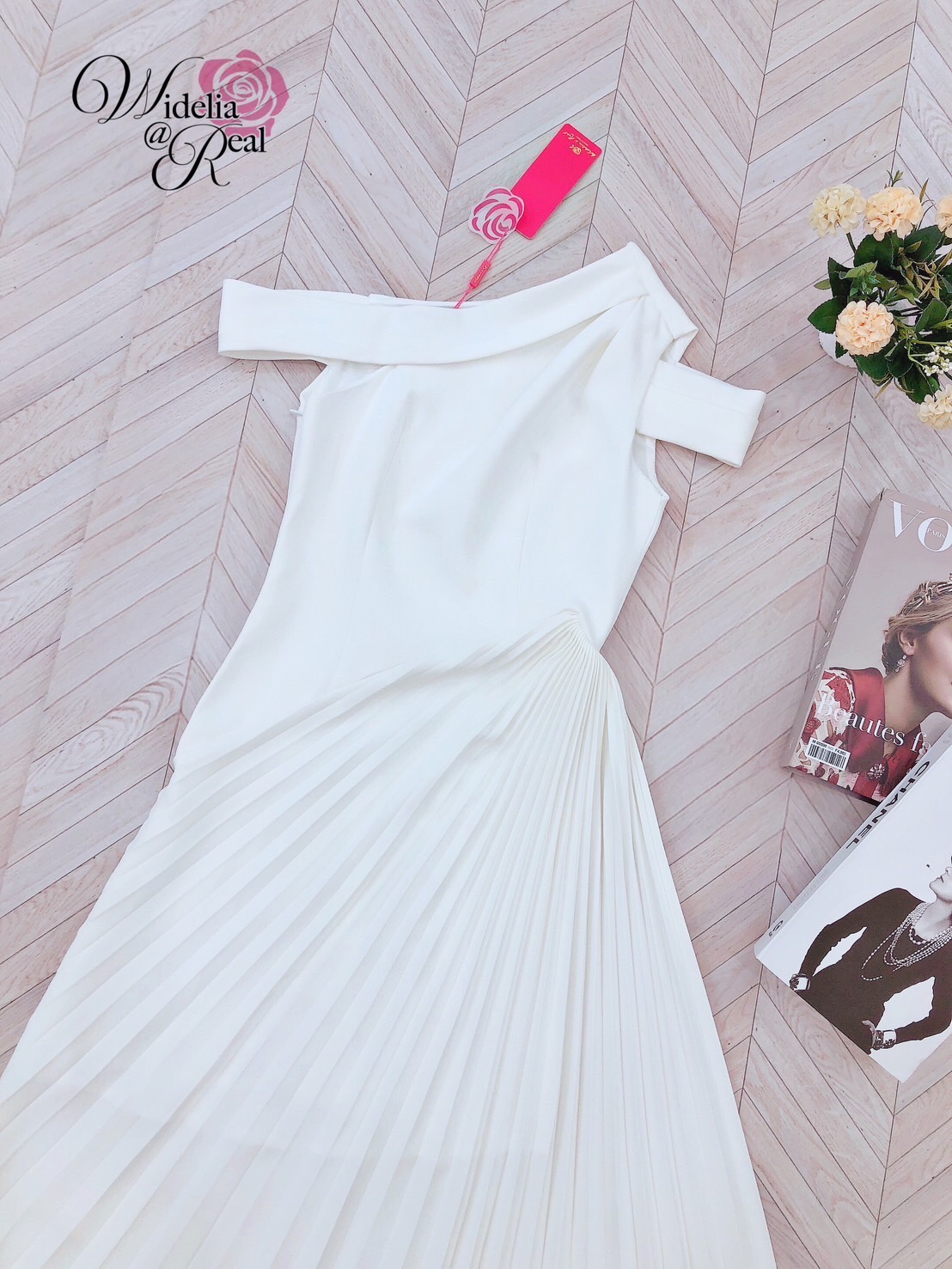 Dress เดรสตัวยาว ปาดไหล่ กระโปรงปลายเฉียง เนื้อผ้าเรียบ สีพื้น ซิปข้าง ผ้าอัดพลีท ผ้าอย่างดี มีน้ำหนัก ไม่บาง งานคัตติ้งเนี๊ยบ ทรงสวยเป๊ะมาก รับรองใส่ออกมาไม่ผิดหวังการันตีให้เลย บอกเลยห้ามพลาดเด็ดขาด