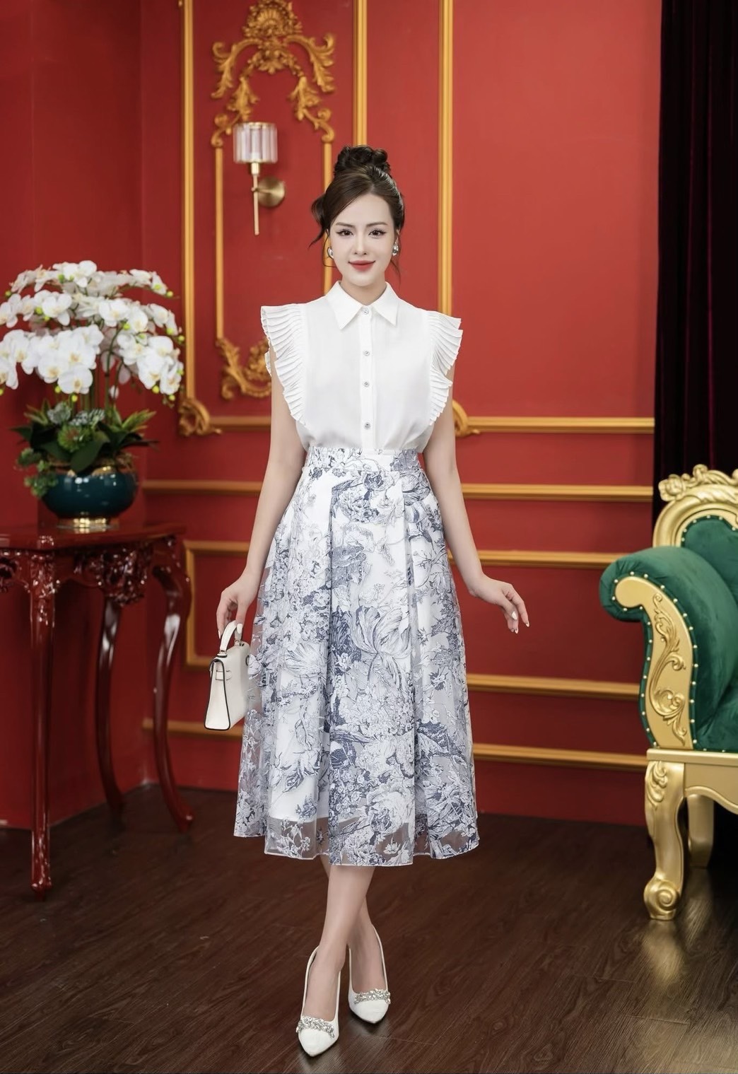 Set 2ชิ้น เสื้อเชิ้ตคอปกแขนล้ำระบายอัดพรีท มีกระดุมหน้าเรียงยาว มาคู่กับกระโปรงเอวสูงผ้าชีฟองปักลายดอกไม้ ดีเทลจับจับให้ทรงสวย ผ้านิ่มพริ้ว (มีซิปหลัง) สวมใส่ง่ายเย็บซับในอย่างดี คุ้มค่ามากๆ งานสวย จับแม๊ทใส่ทับในลงตัวมากๆ แพทเทิร์นเป๊ะมากทรงสวย สง่า เรีย