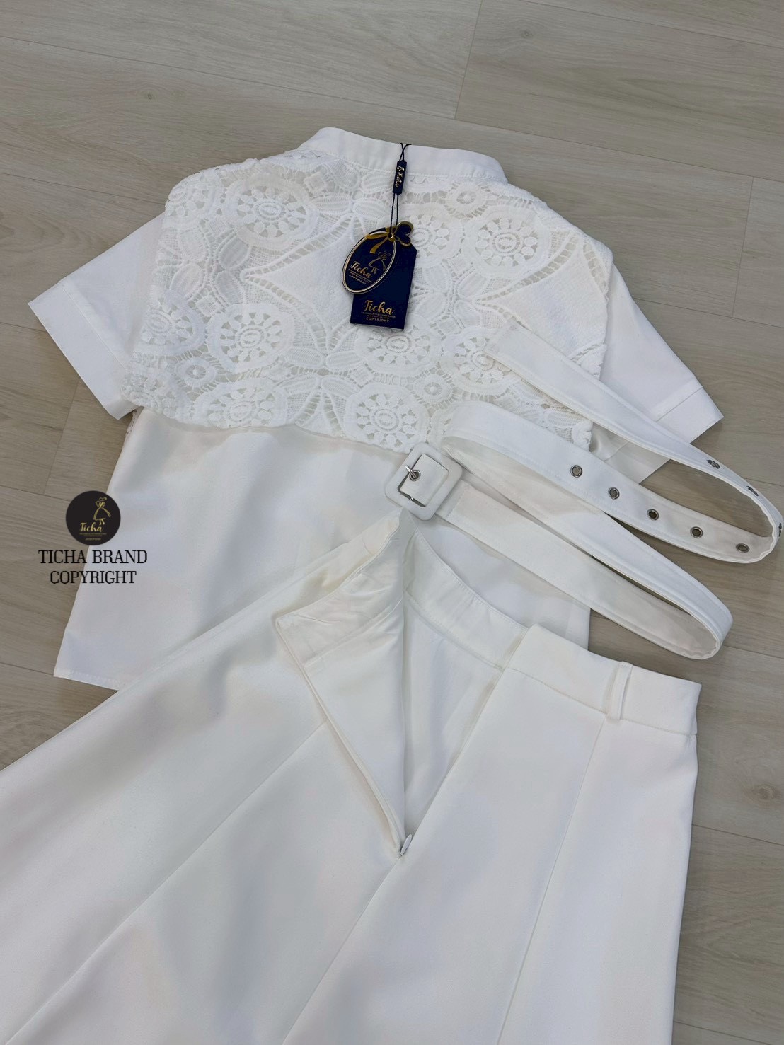 Set 2 ชิ้น เสื้อแขนสั้นสีขาว กระดุมหน้า ดีเทลคอปิด แต่งคลุมลุลูกไม้ยาวถึงกลางลำตัว แมทซ์กับกระโปรงยาวสียาว ตีเก็ดหน้าหลัง มีซิปหลังช่อน ชับใน มาพร้อมเข้มกลัดผ้าสีเดียวกับชุด ใส่แมทส์กันสวย ลัคชูสุดๆ ห้ามพลาดนะคะ