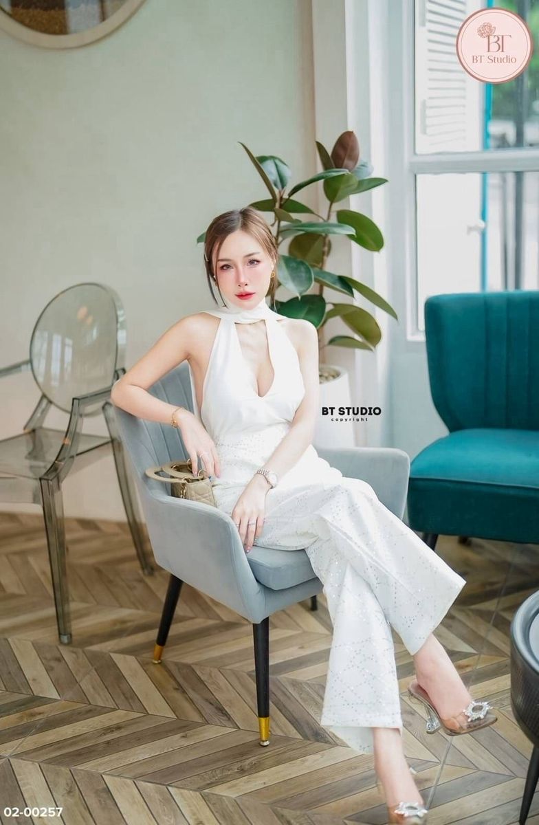 TAG : BT studio DETAIL : ชุดเซท 2 ชิ้น เสื้อแขนกุดไขว้รอบคอพาดไปด้านหลังเว้าหลังโชว์แผ่นหลัง อกเสริมฟองน้ำ แมทซ์กับกางเกงขายาวเนื้อผ้าแต่งลายสีเงินในตัว