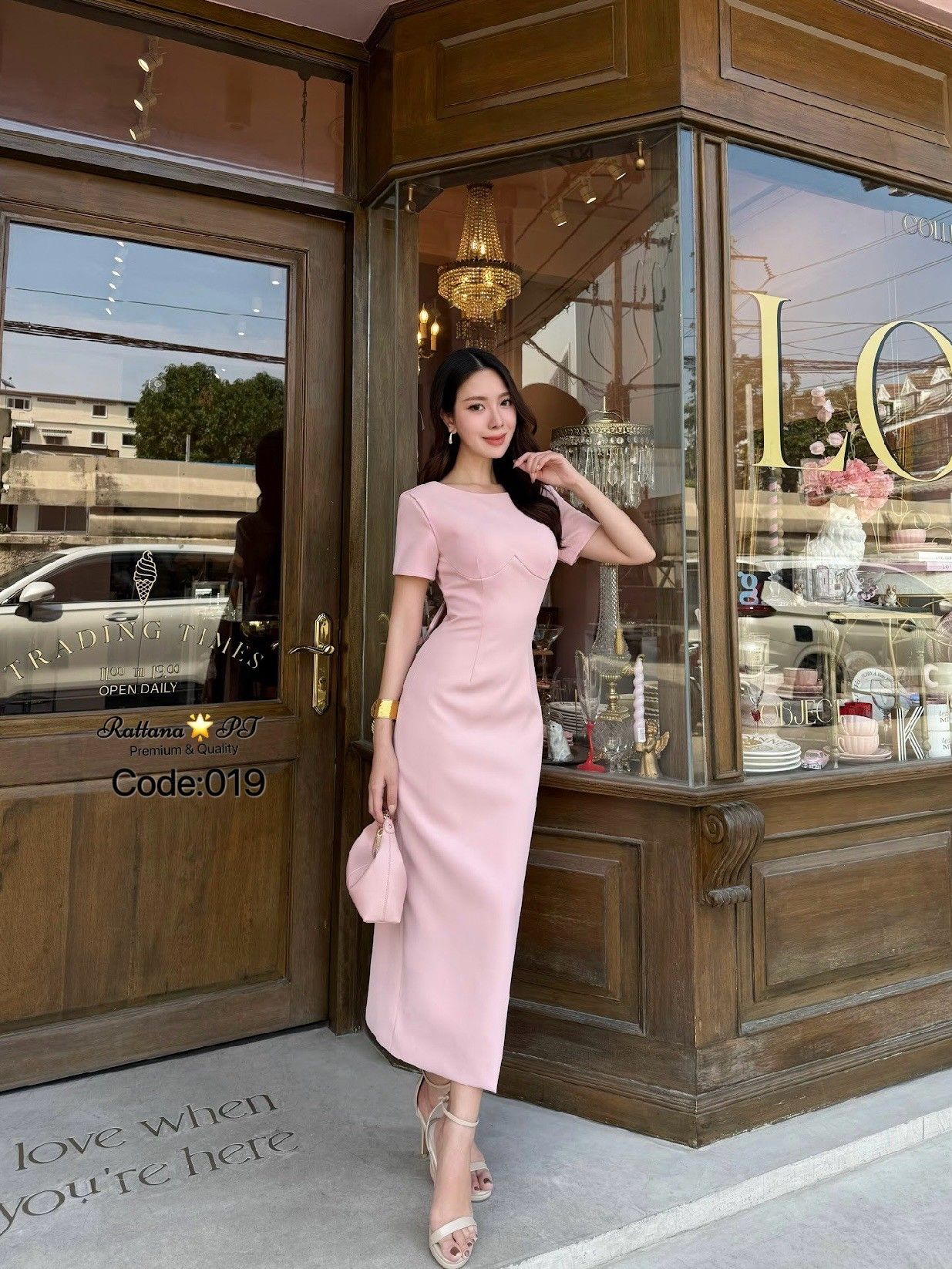 เดรส ทรงสวยมาก มีดีเทลโบหลังแต่งแต่งด้วยเข็มกลัดกุหลาบแดง สามารถถอดออกได้ น่ารักสุด สวยลงตัว หรูหรามาก ชุดมีซับในอย่างดี หน้าอกมีฟองน้ำ มีซิบด้านหลัง ด้านหลังมีผ่ากระโปรงให้ดูสวย เดินง่าย ใส่เที่ยว ออกงาน ดินเนอร์ งานแต่ง ปาตี้กับเพื่อน ปัง ปัง ปัง ช้าไม่