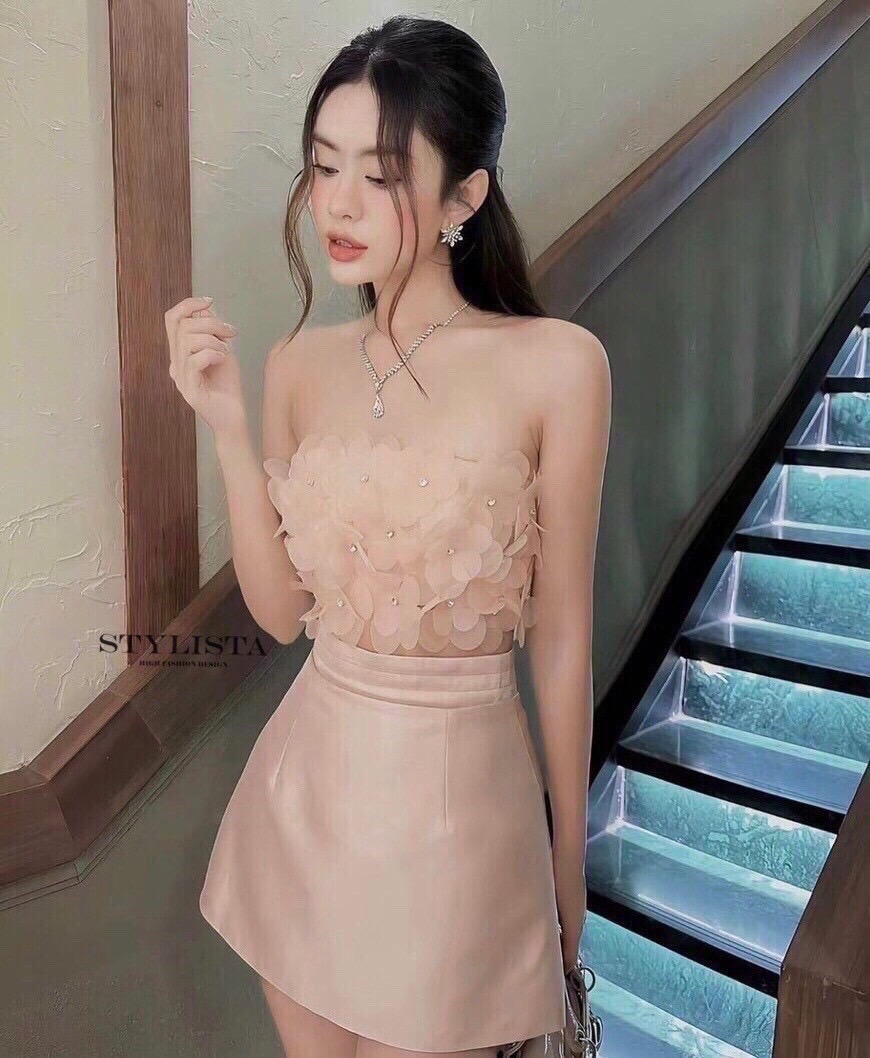 เซตเสื้อเกาะอก เเต่งดอกไม้ 3D ทั้งตัว ซิปด้านหลัง มาพร้อมกระโปรงเข้าชุด ใส่สวยน่ารักมากๆ ใส่เที่ยว ใส่ออกงาน ใส่ได้หลายโอกาส จัดด่วนนนๆ ชุดสวยหมดเร็วนะคร๊า สั่งก่อนสวยก่อน