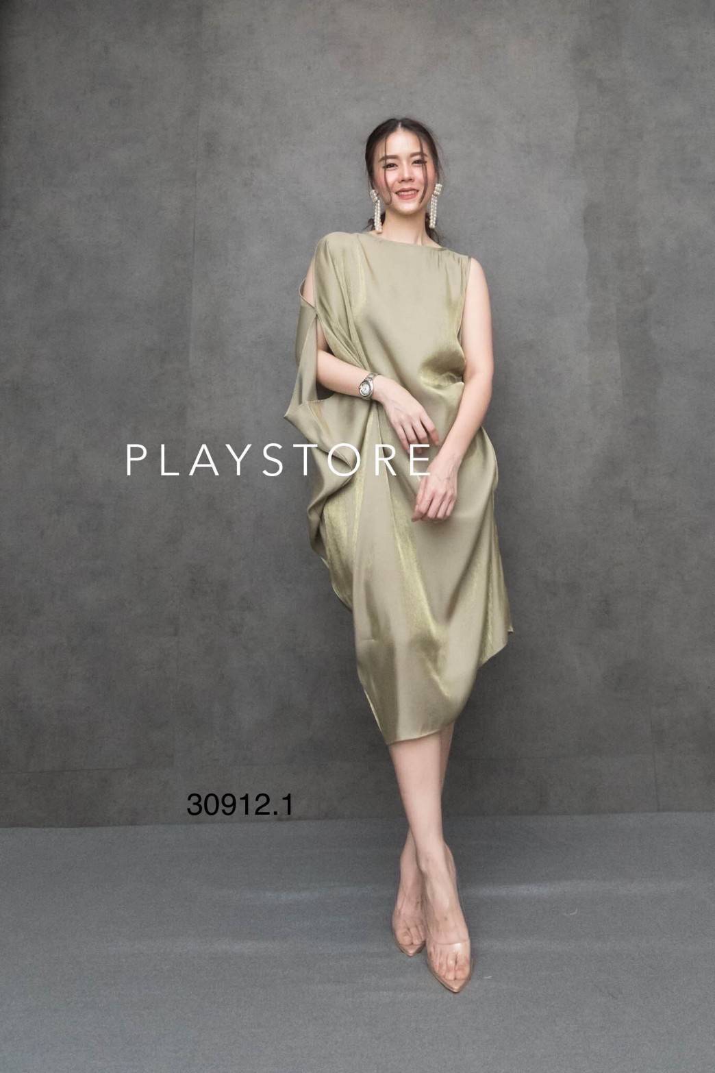 MiRRoRSiSTER’s JoKüLg aXiDRESS•• เดรสผ้าซิลค์ดีไซน์เก๋ ทรงโคร่งๆ ใส่ออกงานสวยสง่า ด้านซ้ายมีดีเทลแต่งจับย่นเพิ่มวอลลุ่มให้ชุด ด้านขวาช่วงแขนแต่งดีไซน์เว้าไหล่ ชายเฉียงนิดๆ เนื้อผ้าสวยอย่างดีเหลือบๆเล่นแสงมีประกายออร่า ใส่สบายสุดๆ ใส่ออกงานเริ่ด.