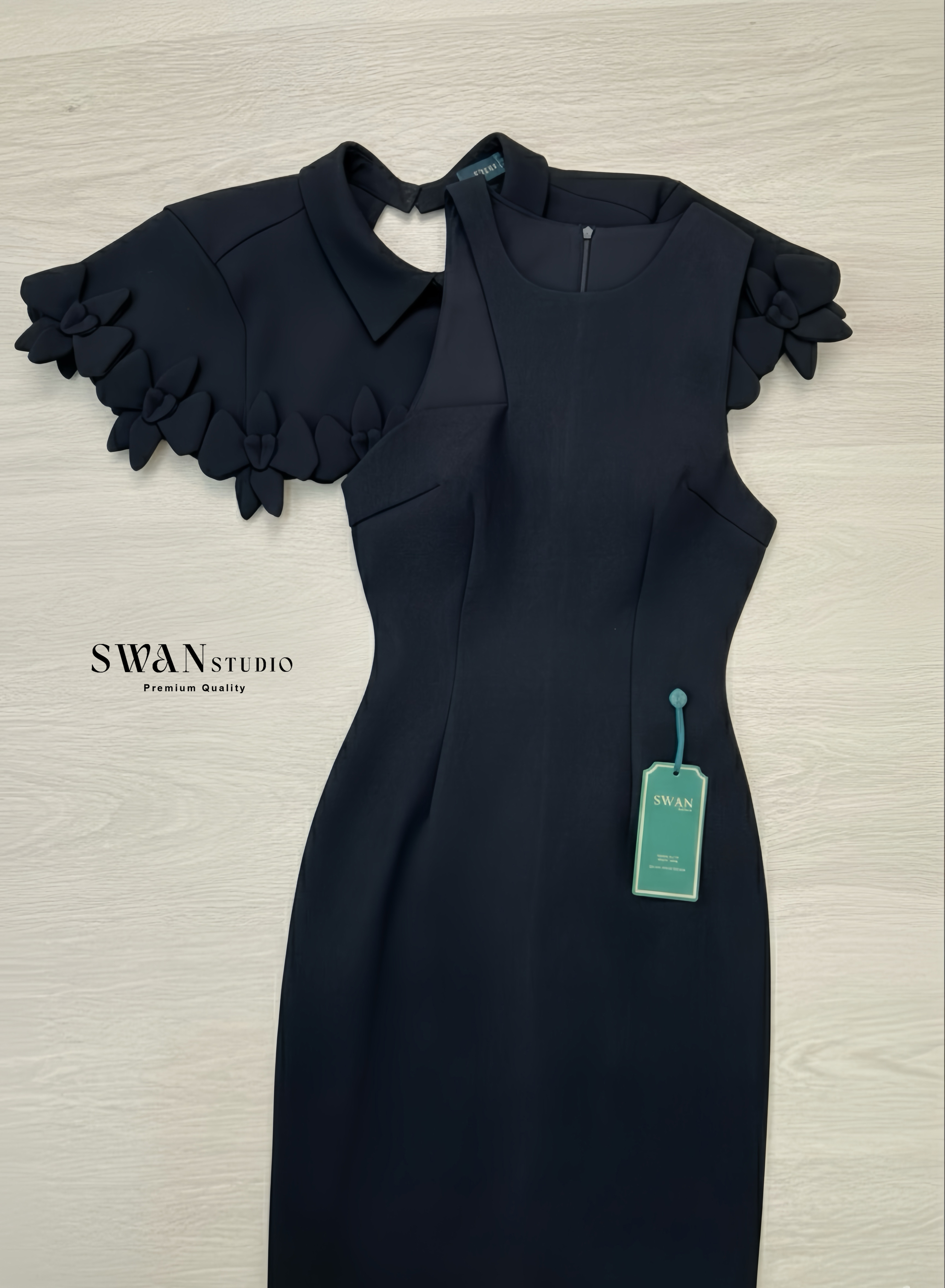 Set 2 ชิ้นสุดหรู เสื้อคลุม+เดรส เสื้อคลุมสีดำดีเทลกลีบดอกไม้เรียงซ้อน เพิ่มมิติและความหวานอย่างมีระดับ แมตช์กับเดรสดำเข้ารูปทรงเรียบหรู เผยลุคผู้หญิงมีคลาส ดูแพงและสง่างามทุกองศา