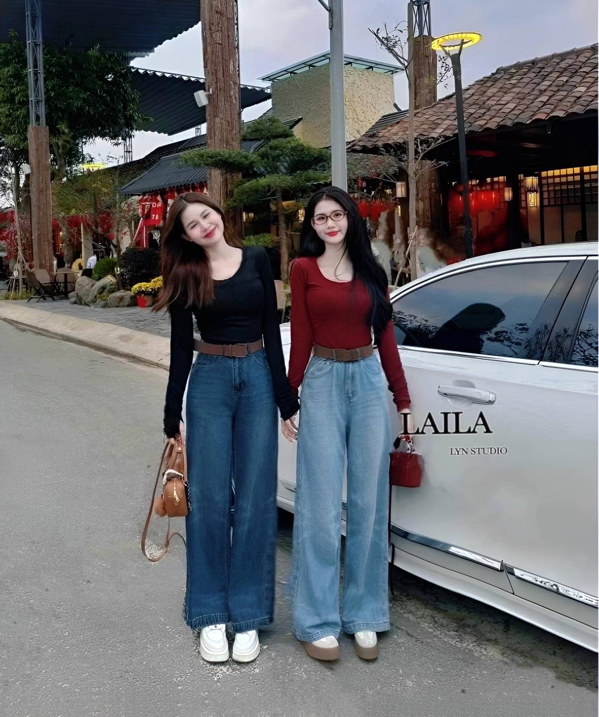 Set เสื้อ+กางเกง งานเสื้อคอยูทรงแขนยาว ดูดีทรงสวยผ้าใส่สบาย เสื้อทรงเข้ารูปเนื้อผ้ายืดหยุ่นได้นิดหน่อย มาพร้อมกางเกงยีนส์ขายาวงานทรงขากระบอกและทรงปล่อยๆ งานแต่งผ้ายีนส์สีฟอกอ่อน พร้อมเข็มขัดหนังหัวอะไหล่สีเงินสาวเวียดนามลุคผู้ดีแมชกันได้เลยค่าา #bylaila b