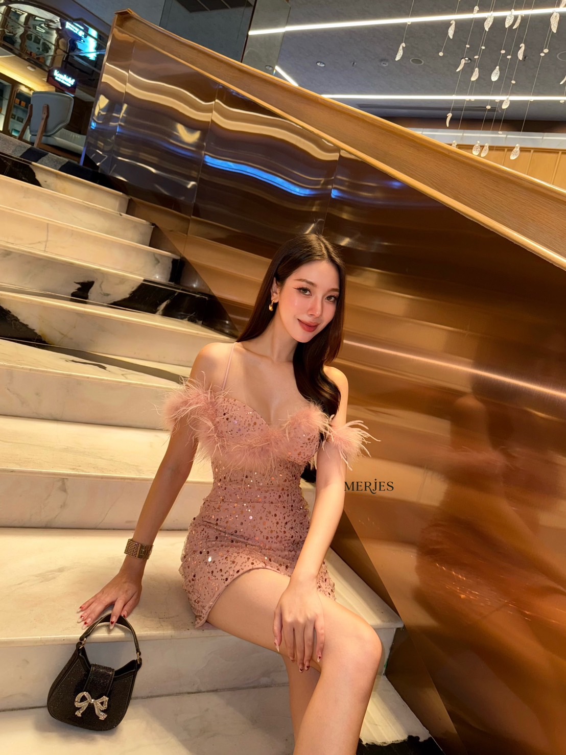มินิเดรสสายเดี่ยวทรงเกาะอกแต่งขนนกแขนดีเทลปาดไหล่ดีไฮโซแอบเซ็กซี่เก๋ๆช่วงตัวแต่งซีทรูแบบไม่โป๊มากเดรสทรงเข้ารูปงานผ้าแต่งวิ้งในตัวสวยเก๋ผ้าไม่คันนะคะงานมีซับในและซิปหลัง ใครมองหาชุดเซ็กซี่สวยๆแนะนำชุดนี้เลยคะ ใส่สวยน่ารักดูดีมากๆใส่ออกงานออกเดทต้องมีแล้วค