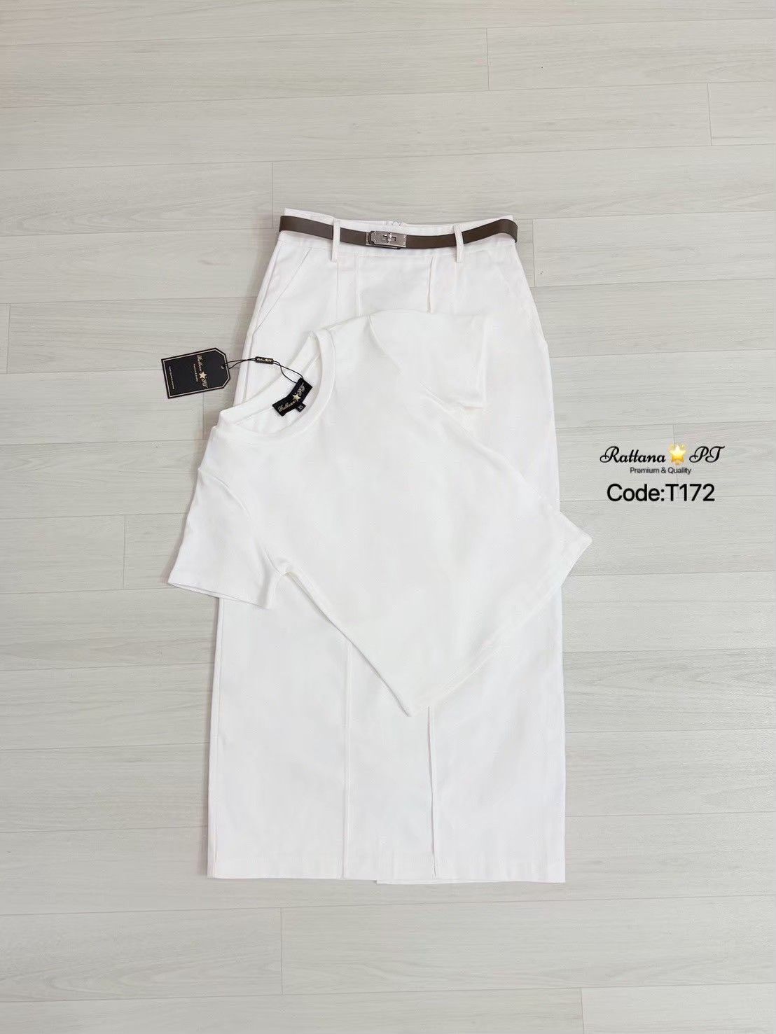 เซต3ชิ้นเสื้อ+กระโปรง +เข็มขัด เรียบหรูดูแพงสวยมาก เสื้อผ้ายืดได้ ใส่คู่กับกระโปรงเอวสูง ผ่าด้านหลัง มีซิบด้านหลัง เนื้อผ้าดีมีซับใน มีเข็มขัดใส่คู่คุ้มมากเซตนี้