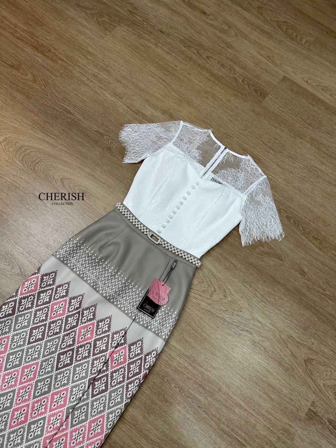 เซ็ทชุดไทย 3 ชิ้น ตัวเสื้อลูกไม้ซีทรูด้านบน พร้อมซับใน เกาะอกด้านในตกแต่งกระดุมพร้อมผ้าถุงสำเร็จพิมพ์ลายไทยสุดเก๋เนื้อผ้าอย่างดี มาพร้อมเข็มขัดมุกสุดหรู จะใส่เข้าพิธีสำคัญ งานบุญ งานมงคลสมรส จะไปงานไหนรับรองเด่นสุดๆเลยค่า💕