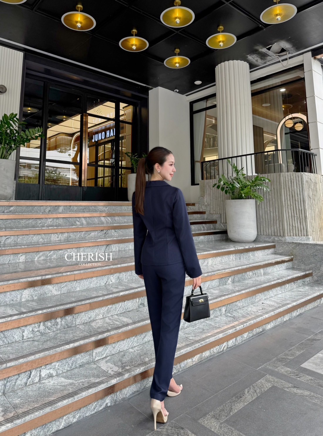 Setsuit เสื้อ+กางเกง เรียบหรู ดูเท่ ทรงสวย ใช้ผ้าดี ใส่สบาย ตัวเสื้อสูทแต่งกระดุม มีกระเป๋า พร้อมซับในทั้งตัว มาพร้อมกับกางเกงขากระบอก มีกระเป๋า 2 ข้าง จะใส่ทำงาน ออกงาน