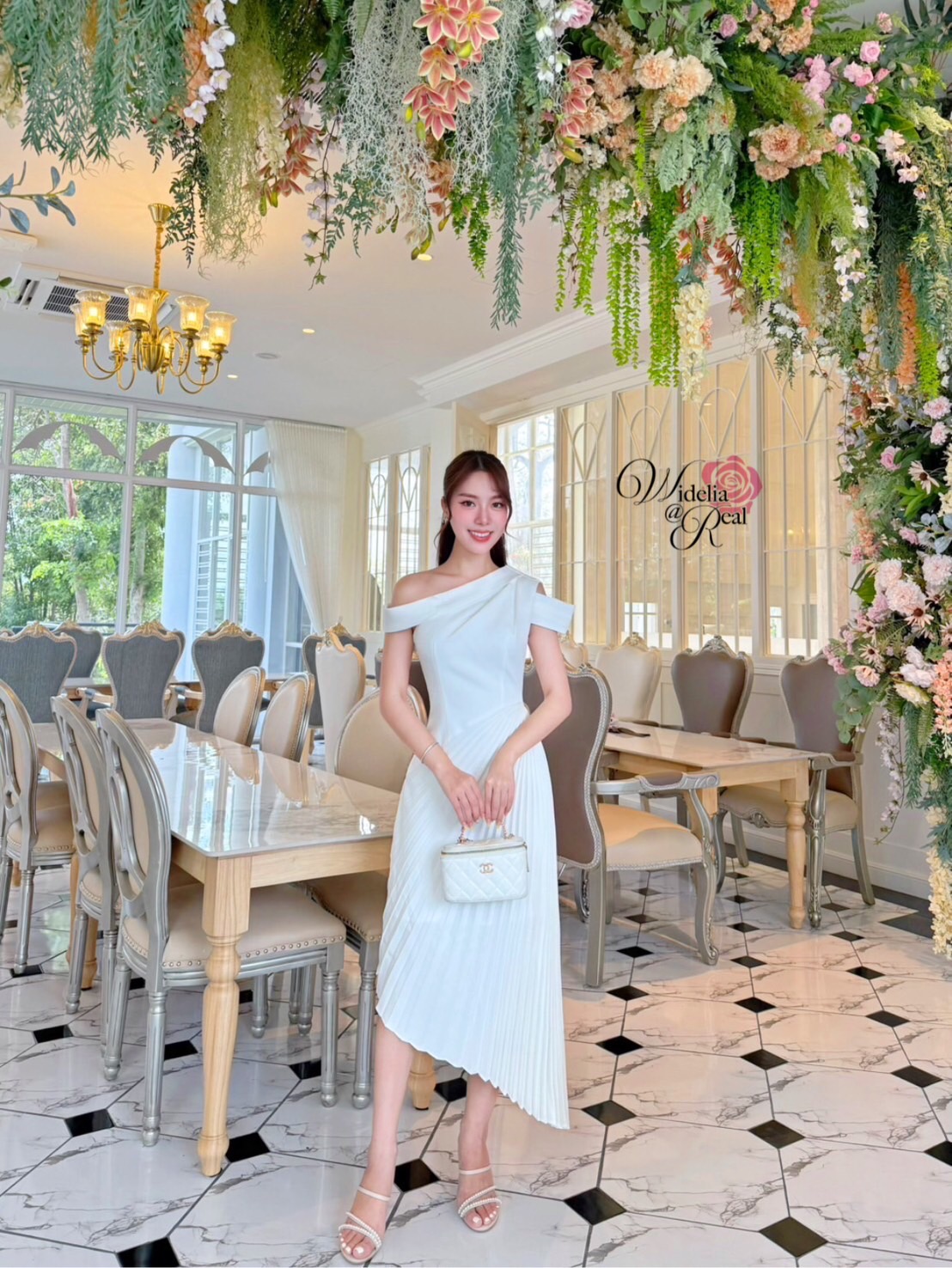 Dress เดรสตัวยาว ปาดไหล่ กระโปรงปลายเฉียง เนื้อผ้าเรียบ สีพื้น ซิปข้าง ผ้าอัดพลีท ผ้าอย่างดี มีน้ำหนัก ไม่บาง งานคัตติ้งเนี๊ยบ ทรงสวยเป๊ะมาก รับรองใส่ออกมาไม่ผิดหวังการันตีให้เลย บอกเลยห้ามพลาดเด็ดขาด