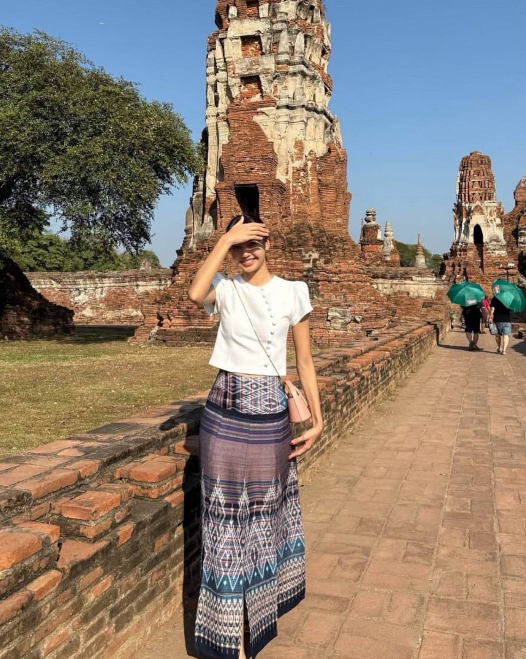 𝐍𝐞𝐰 𝐀𝐫𝐫𝐢𝐯𝐚𝐥𝐬 🎀 LALADA (ลลดา)🥰พร้อมส่งคอลผ้าไทย ลิซ่ามาแล้วค่ะ แบบใหม่ •Detail : set 2 ชิ้นเสื้อสีขาวแต่งกระดุมหน้า ซิปหลังตัดเย็บอย่างดีมีซับใน + กระโป