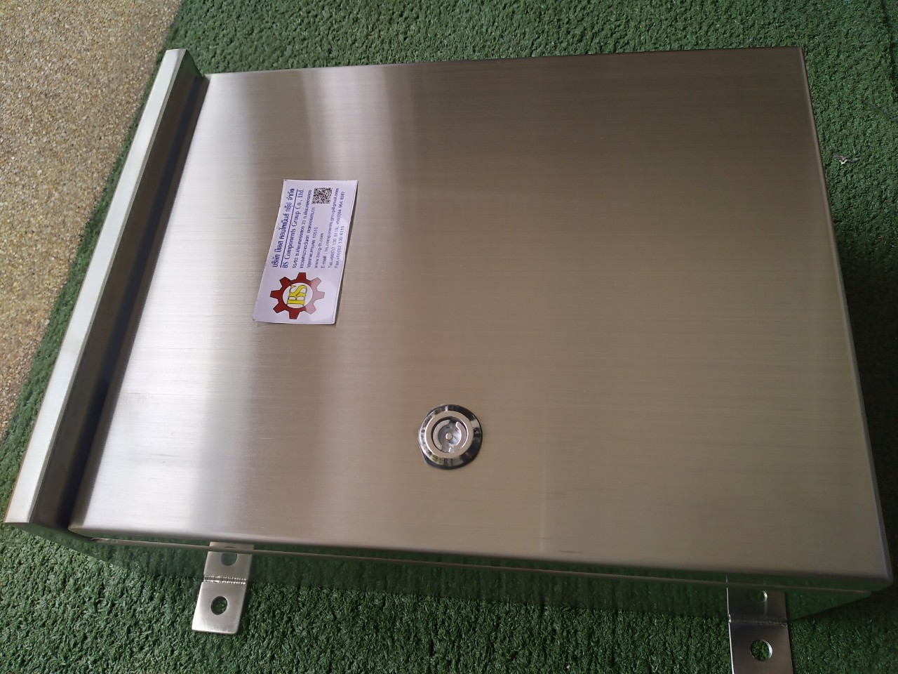 ตู้คอนโทรลสแตนเลส 304 กันน้ำ ฝาช้ันเดียว หลังคาสโลป W280xH350xD150mm. พร้อมหูยึด 4 มุม หนา 2มม.